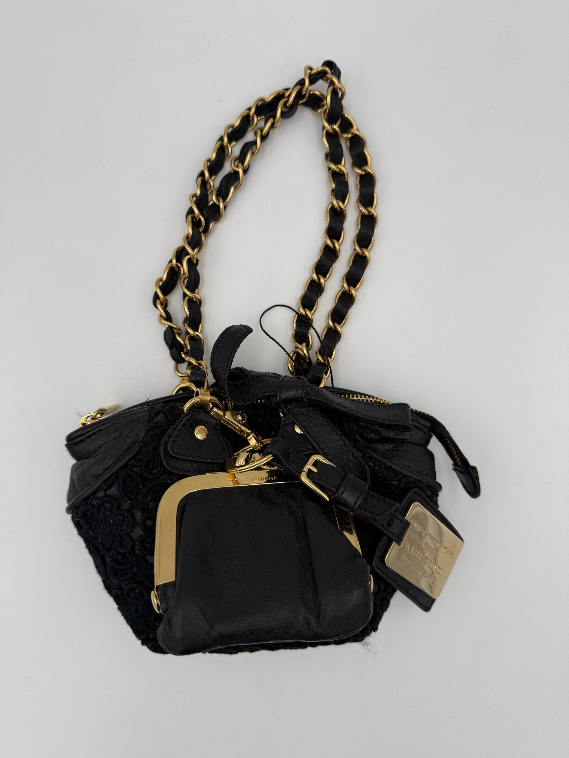 Sac à main Dolce & Gabbana Monica Bellucci, élégant, en cuir noir avec détails dorés et bandoulière ajustable.