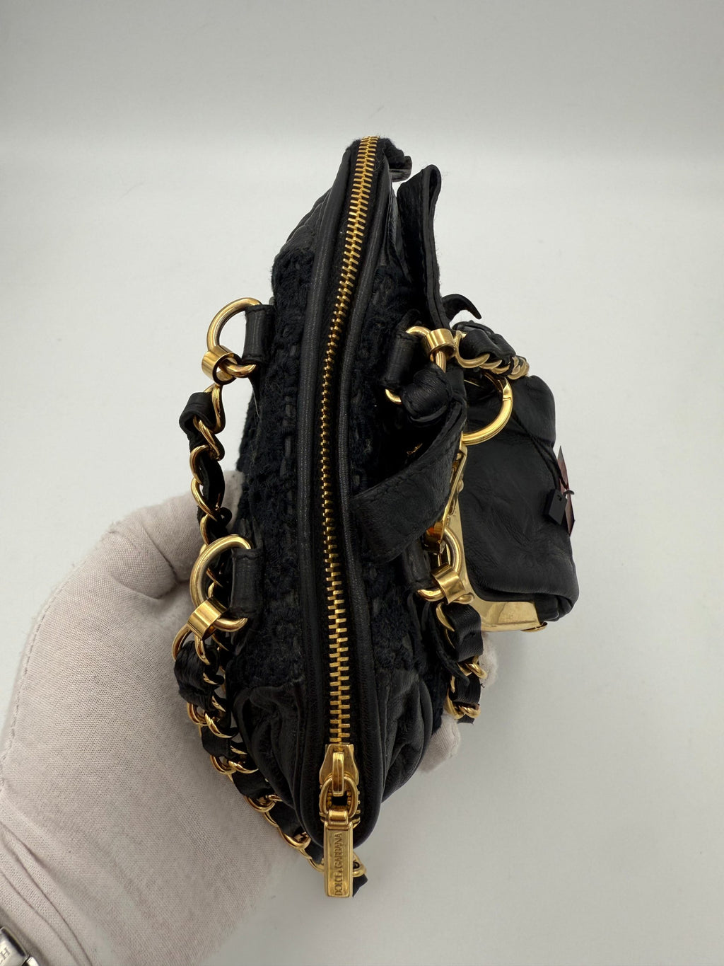 Sac à main Dolce & Gabbana Monica Bellucci avec design élégant en cuir et détails raffinés, porté sur l'épaule.