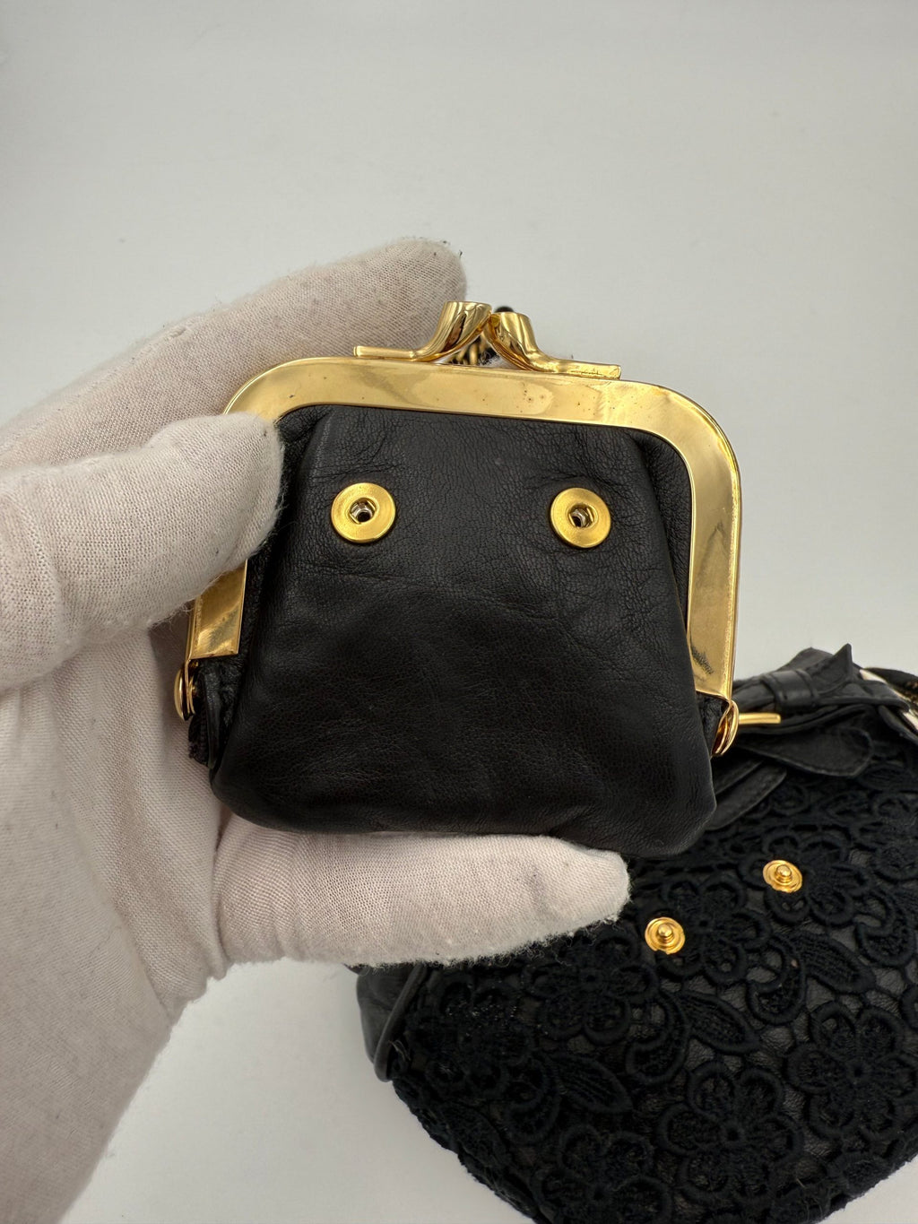 Sac à main Dolce & Gabbana Monica Bellucci, finition élégante en cuir avec détails sophistiqués, porté sur l'épaule.