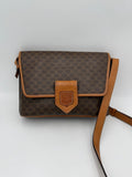 Sac à main vintage Celine CELINE TRIOMPHE Monogramme en cuir avec poignées élégantes, visible en détail dans l'image.