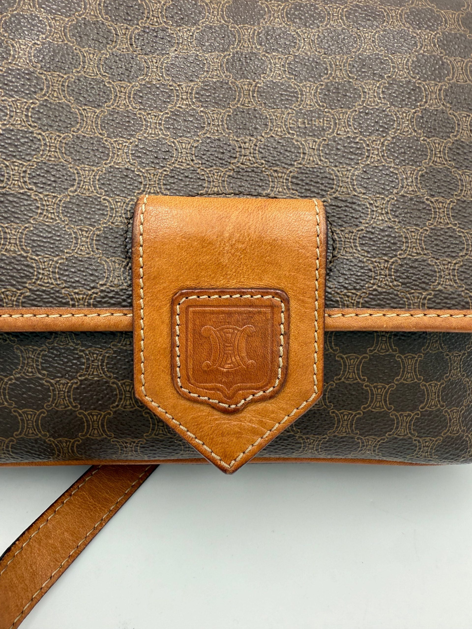 Sac à main vintage Celine CELINE TRIOMPHE Monogramme, en cuir avec logo orné, style élégant et classique.