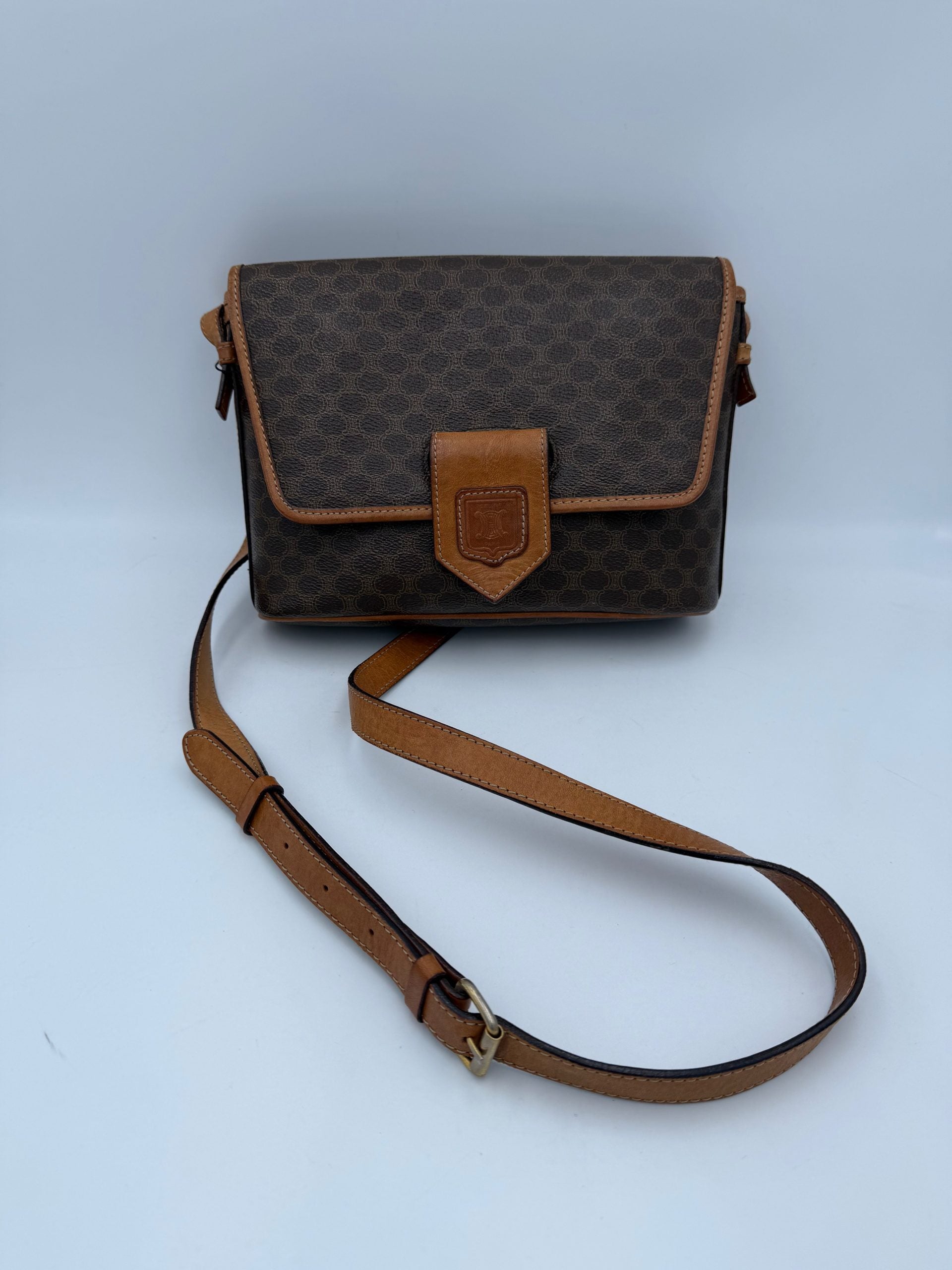 Sac à main vintage Celine CELINE TRIOMPHE Monogramme en cuir avec poignées en métal, style classique et élégant.