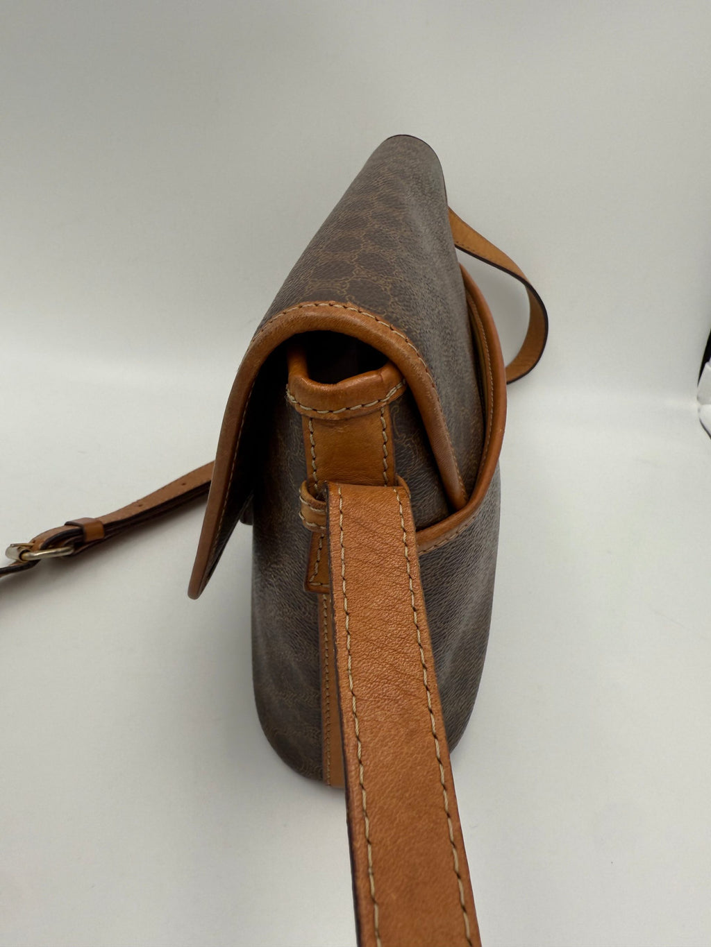 Sac à main vintage Celine CELINE TRIOMPHE avec monogramme, design élégant en cuir noir et détails en métal doré.