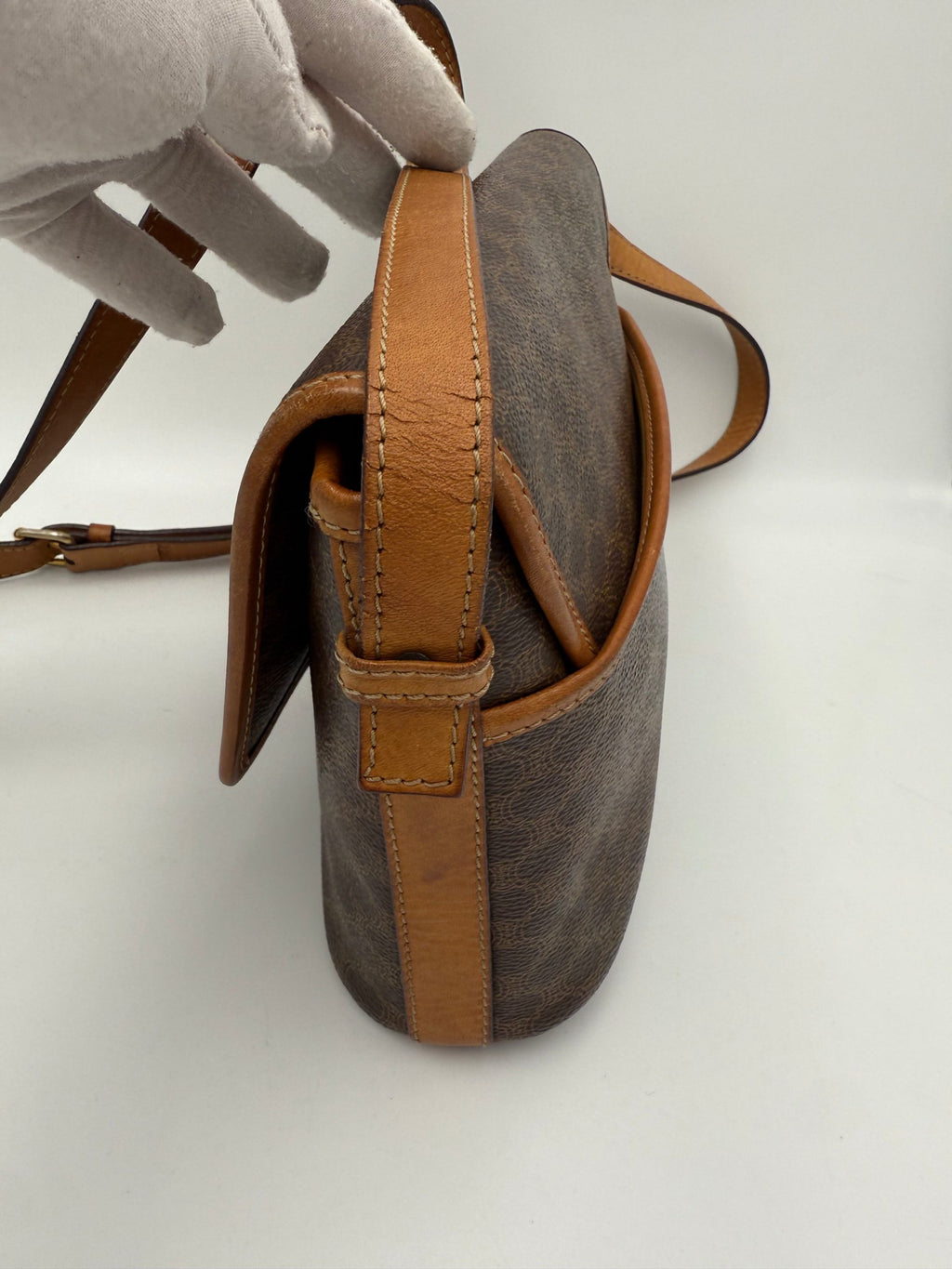 Sac vintage Celine CELINE TRIOMPHE Monogramme à main avec logo emblématique et finition élégante.