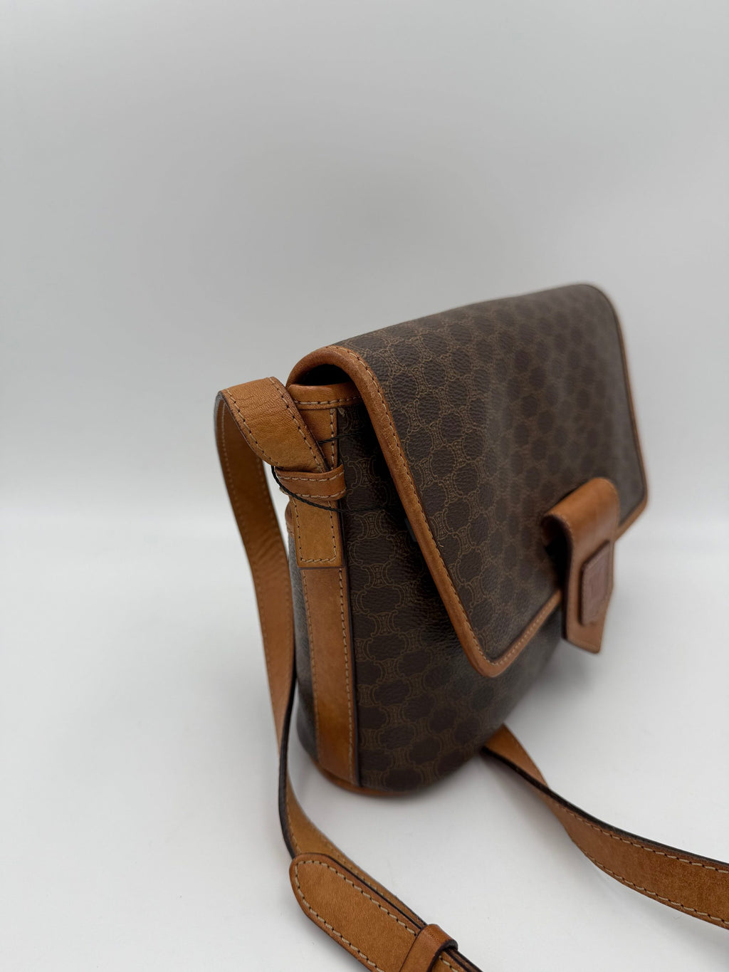 Sac à main vintage Celine CELINE TRIOMPHE Monogramme, en cuir noir avec logo or, vue de face.