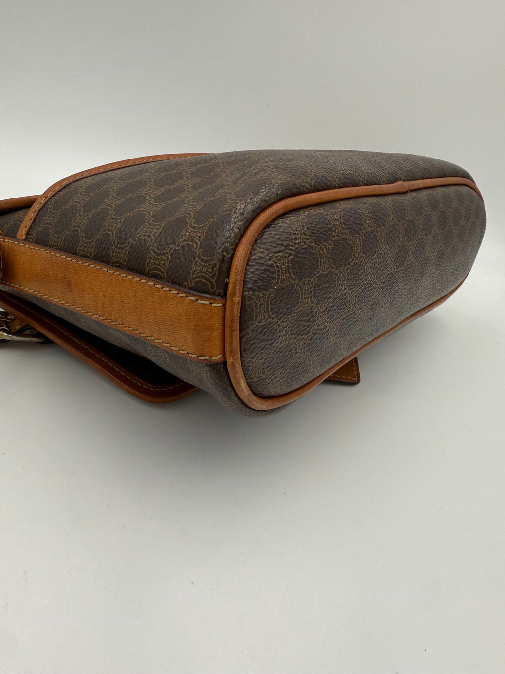 Sac à main vintage Celine CELINE TRIOMPHE Monogramme, sac à main en cuir avec logo emblématique, visible en détail.