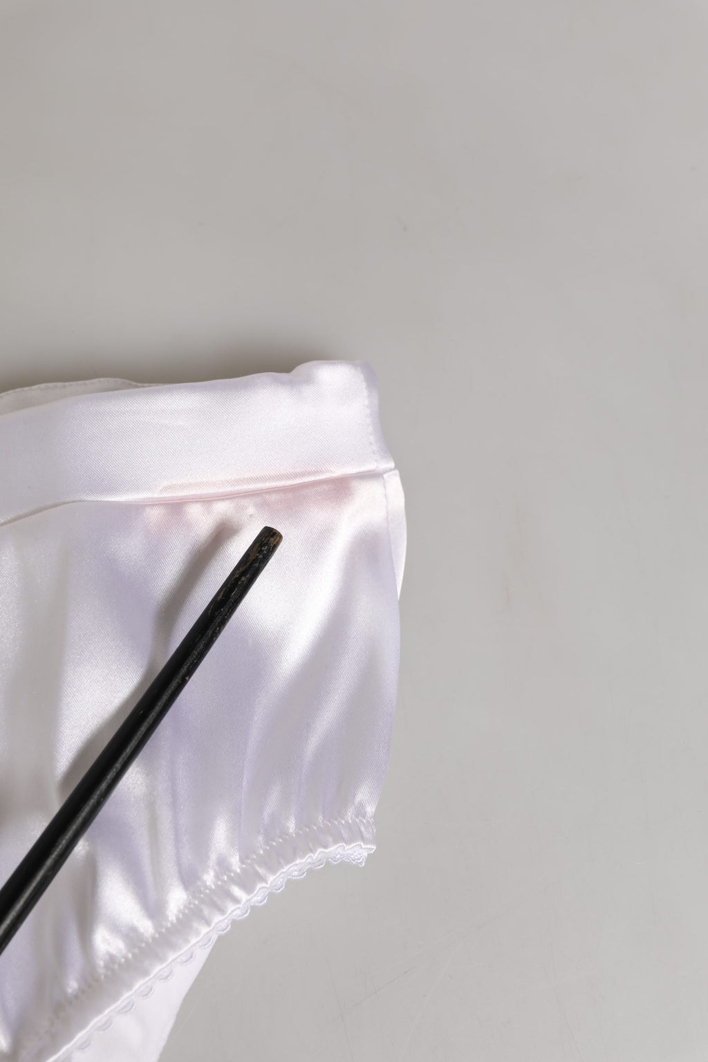 Slip en satin de soie blanc Dolce & Gabbana, culotte de lingerie élégante et confortable, vue de face sur fond neutre.