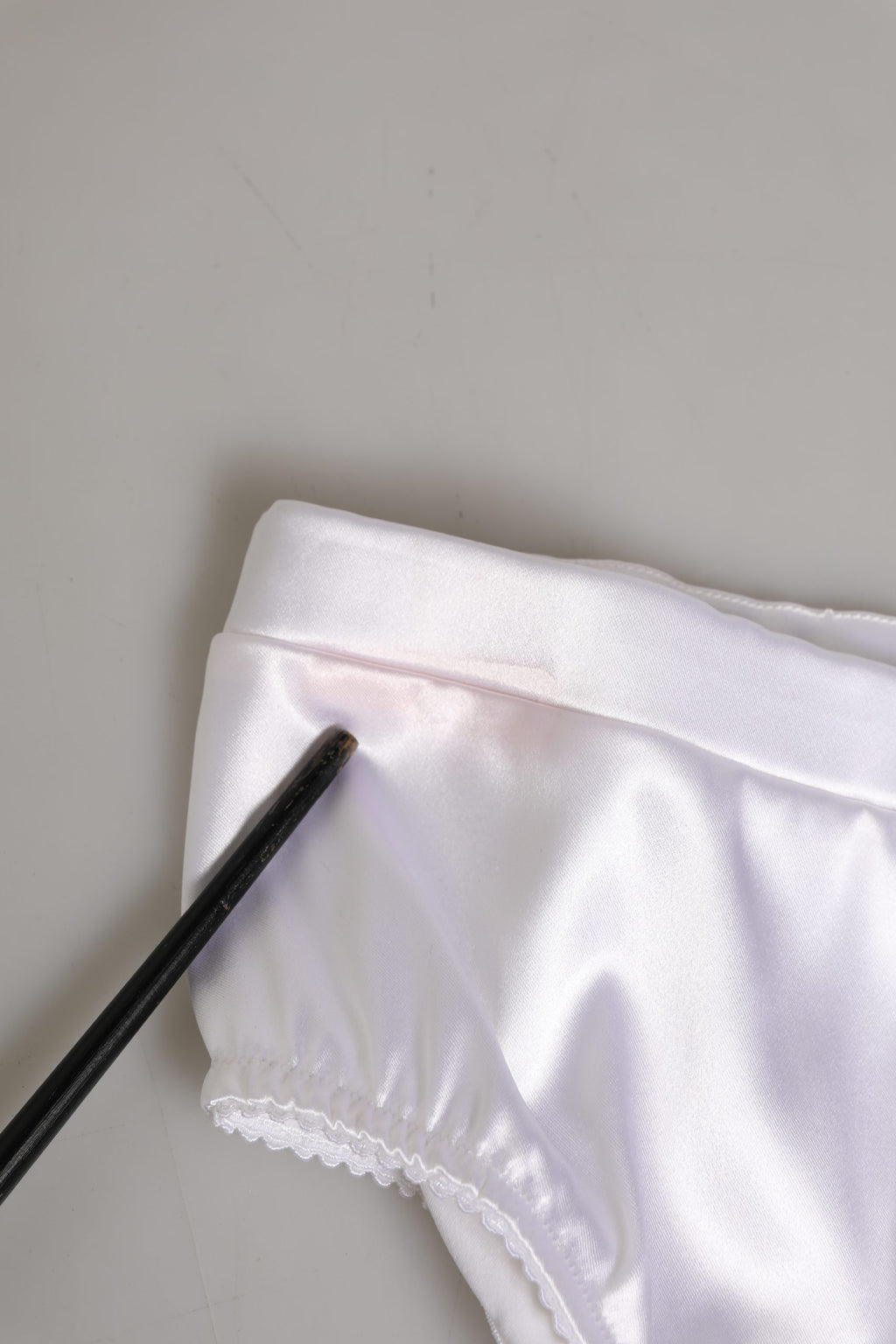 Slip en satin de soie blanc Dolce & Gabbana, culotte de lingerie élégante et confortable, vue détaillée du produit.