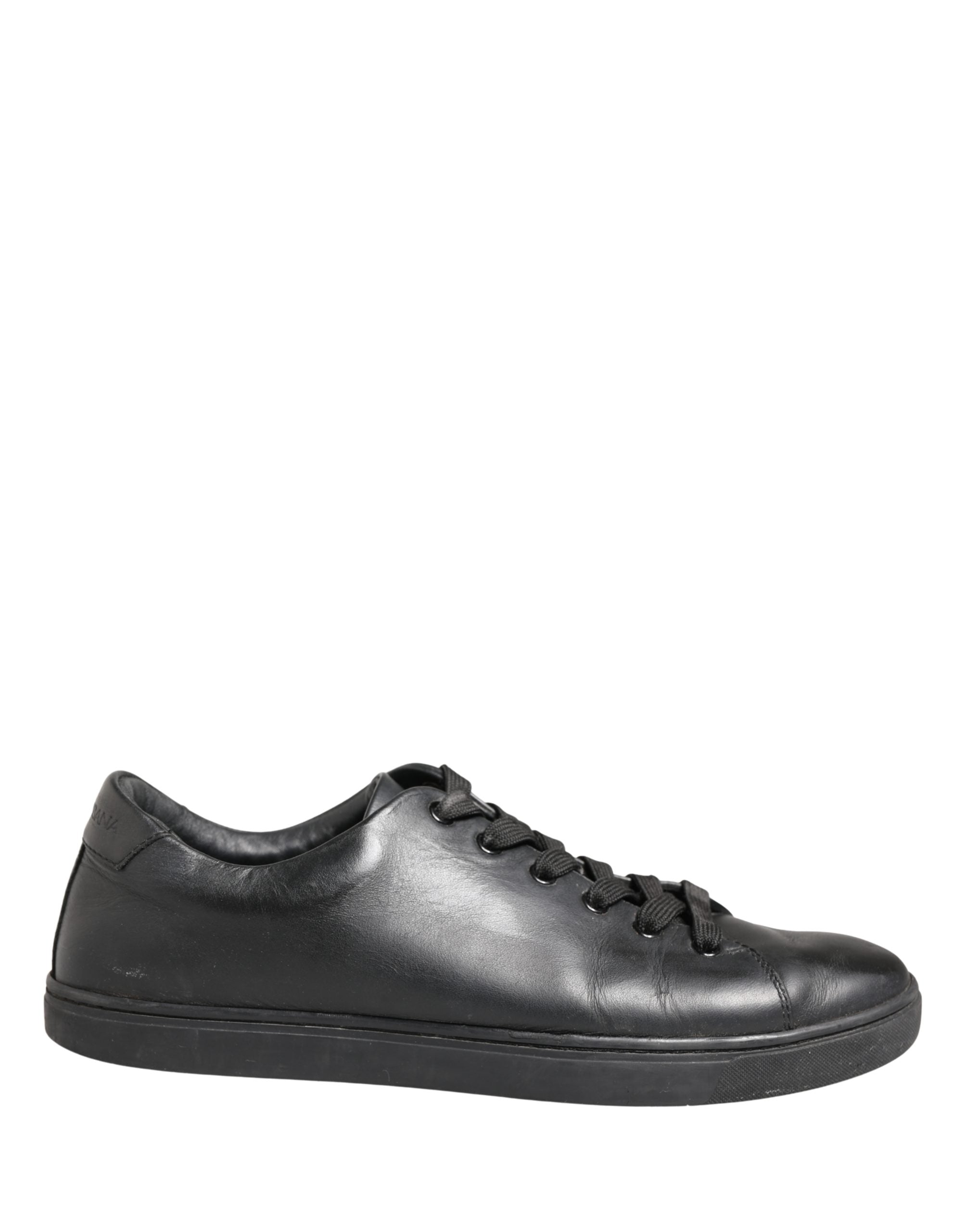 Chaussures sneakers basses en cuir noir Dolce & Gabbana avec lacets, vue de face sur des chaussures élégantes et modernes.