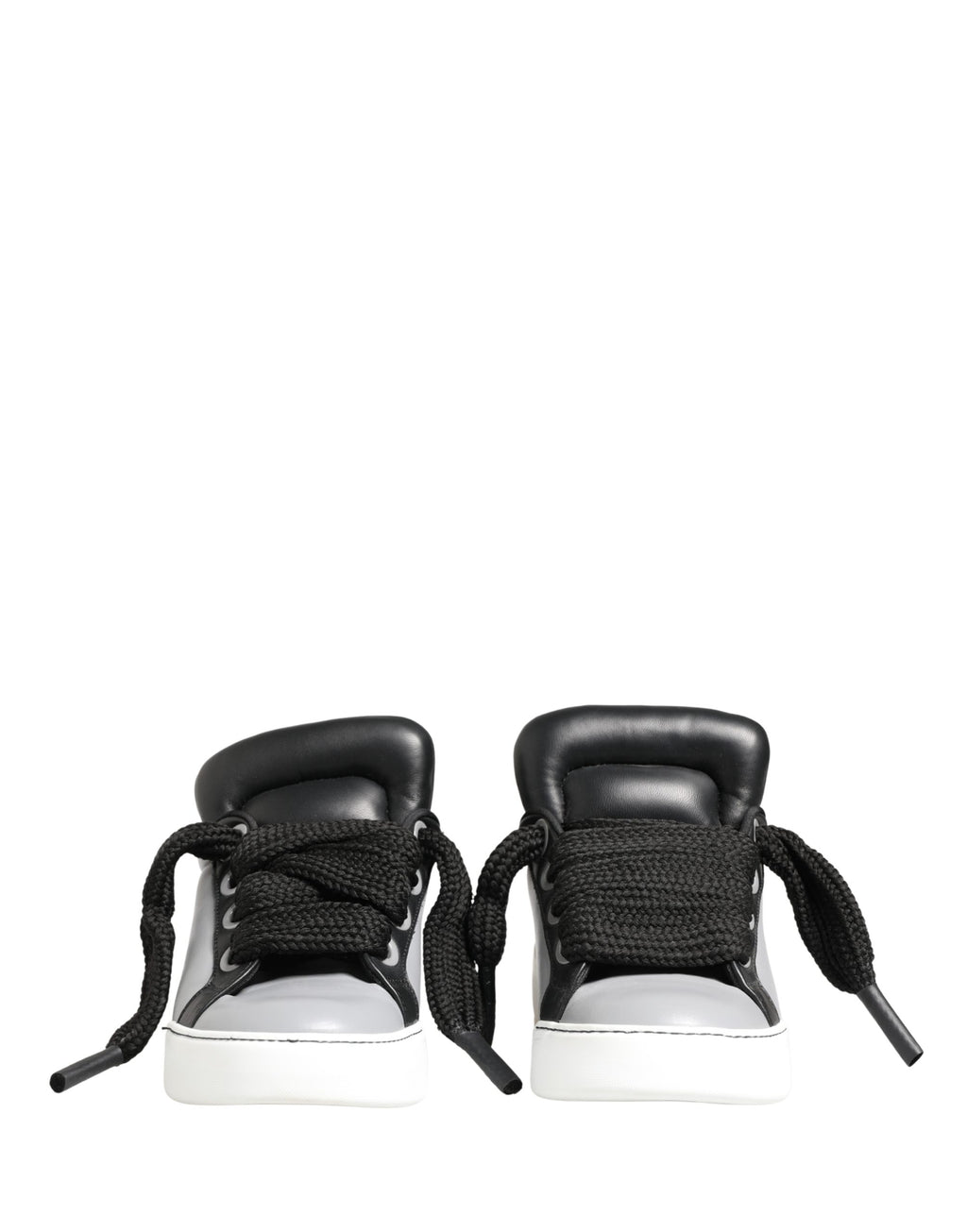 Chaussures sneakers basses en cuir gris Dolce & Gabbana avec lacets, vue de face.