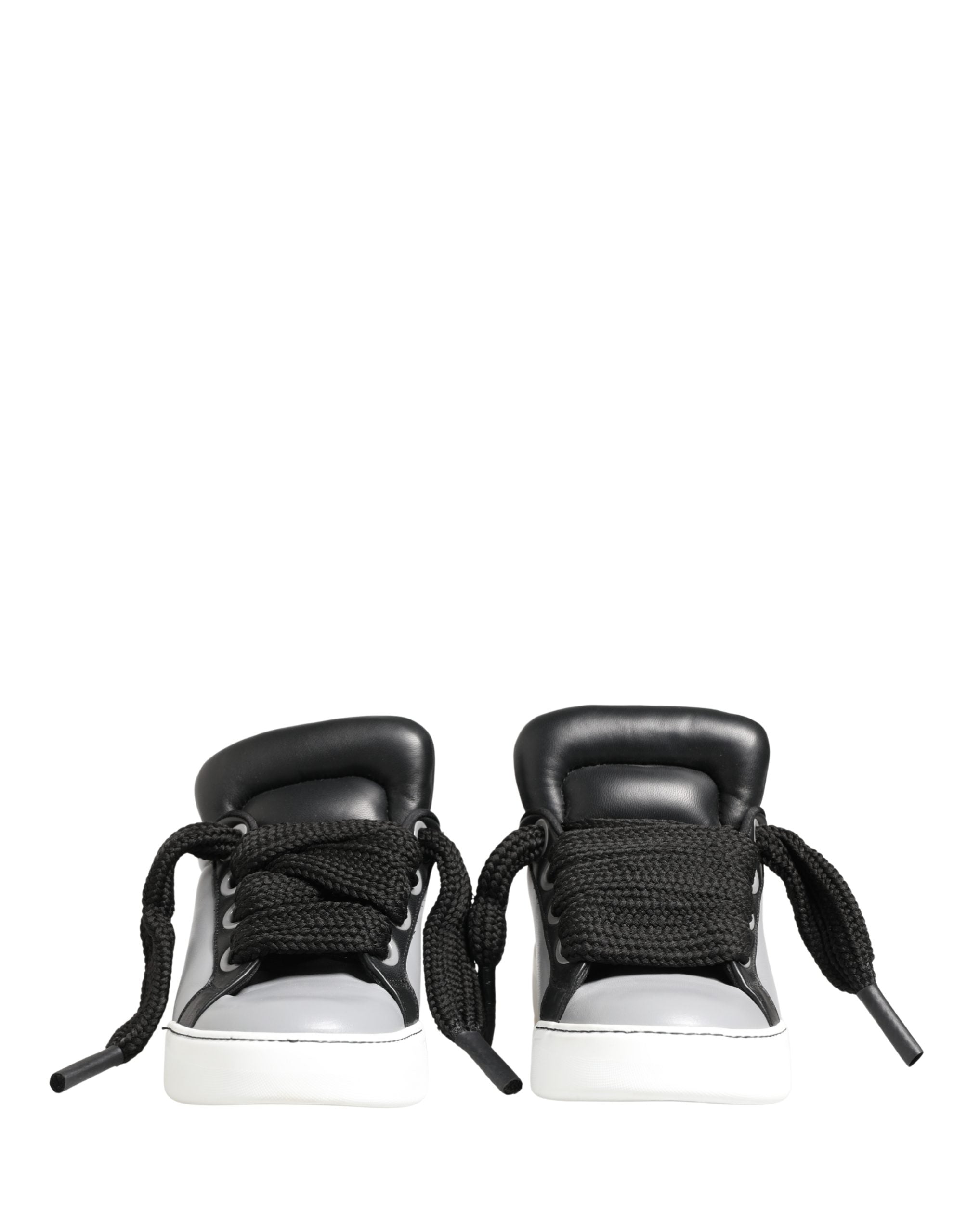 Chaussures sneakers basses en cuir gris Dolce & Gabbana avec lacets, vue de face.
