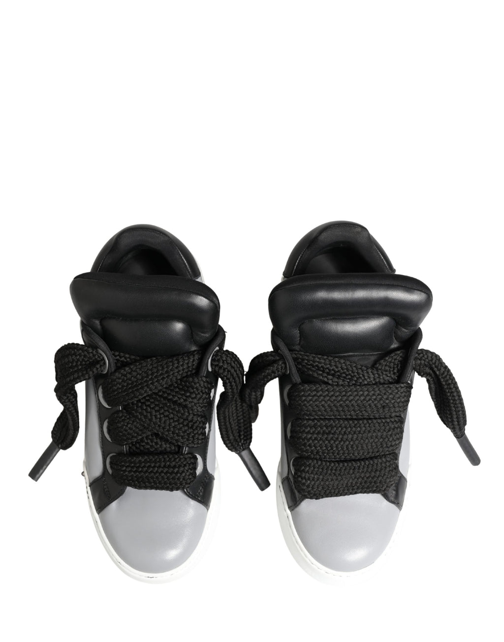 Chaussures sneakers basses en cuir gris Dolce & Gabbana avec lacets, vue de face.