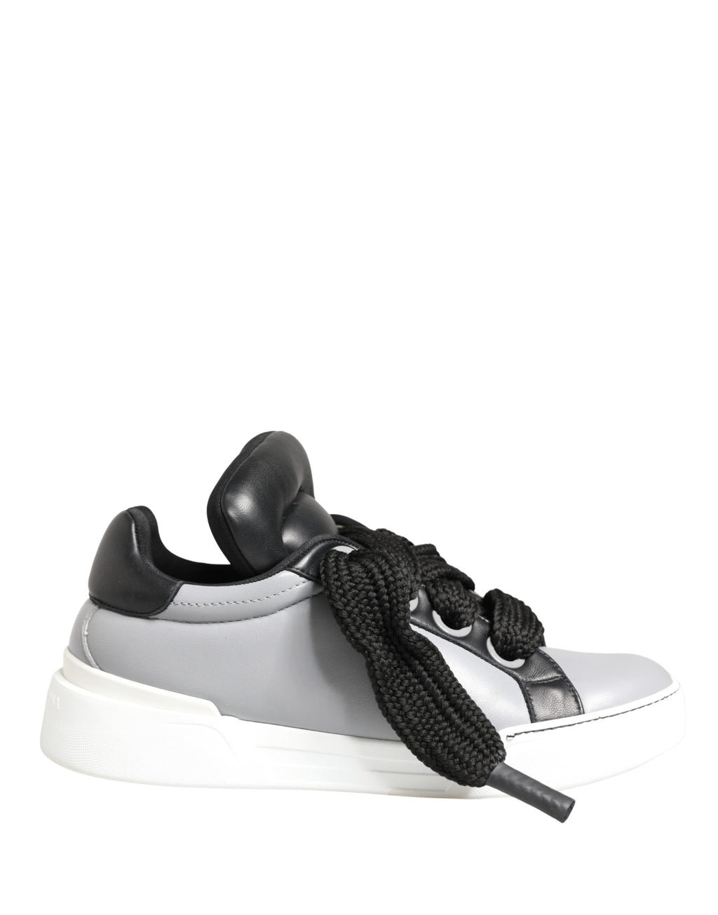 Chaussures Dolce & Gabbana en cuir gris, baskets basses à lacets, mode élégante et décontractée.