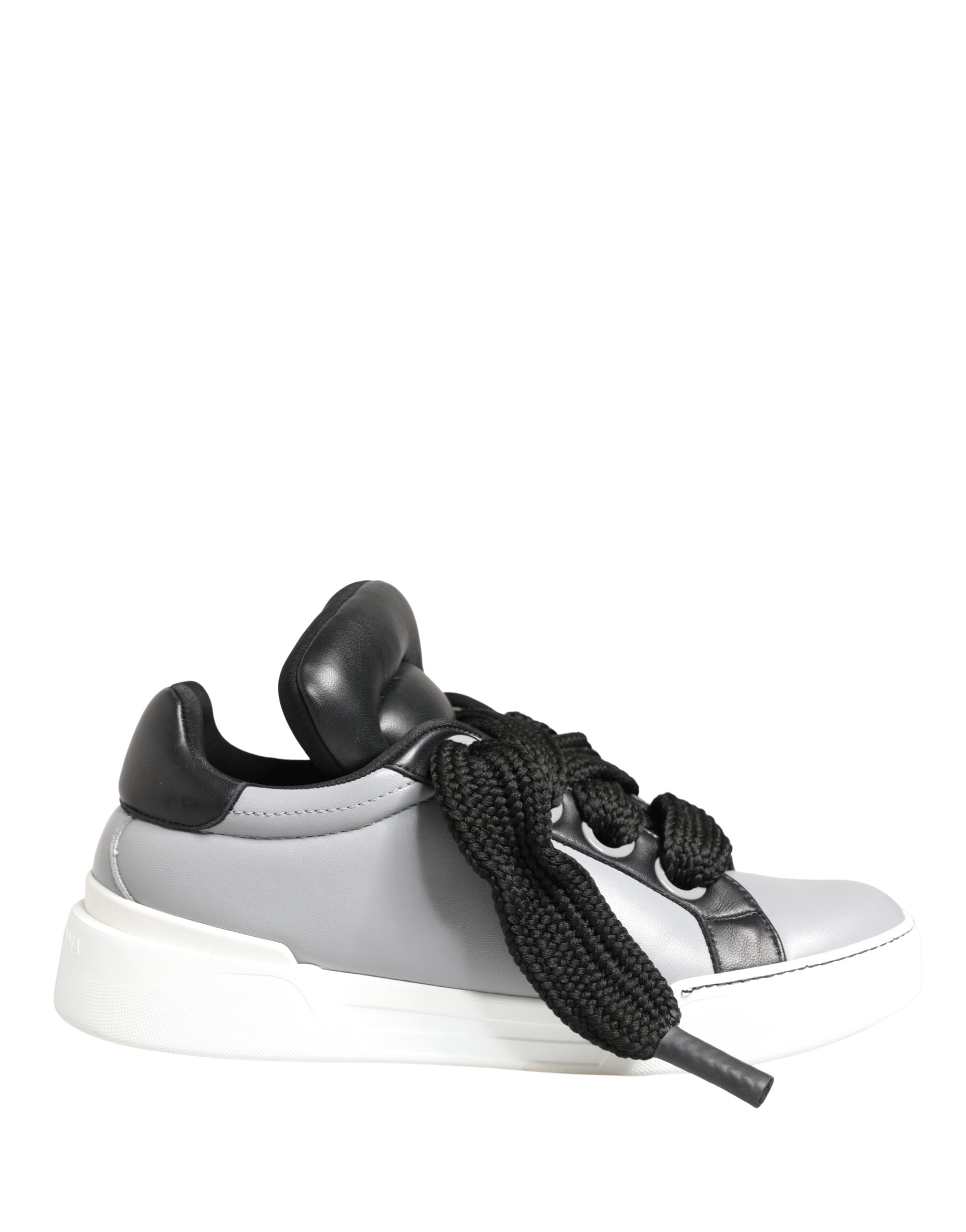 Chaussures sneakers basses en cuir gris Dolce & Gabbana avec lacets, vue de face sur des sneakers décontractés et élégants.