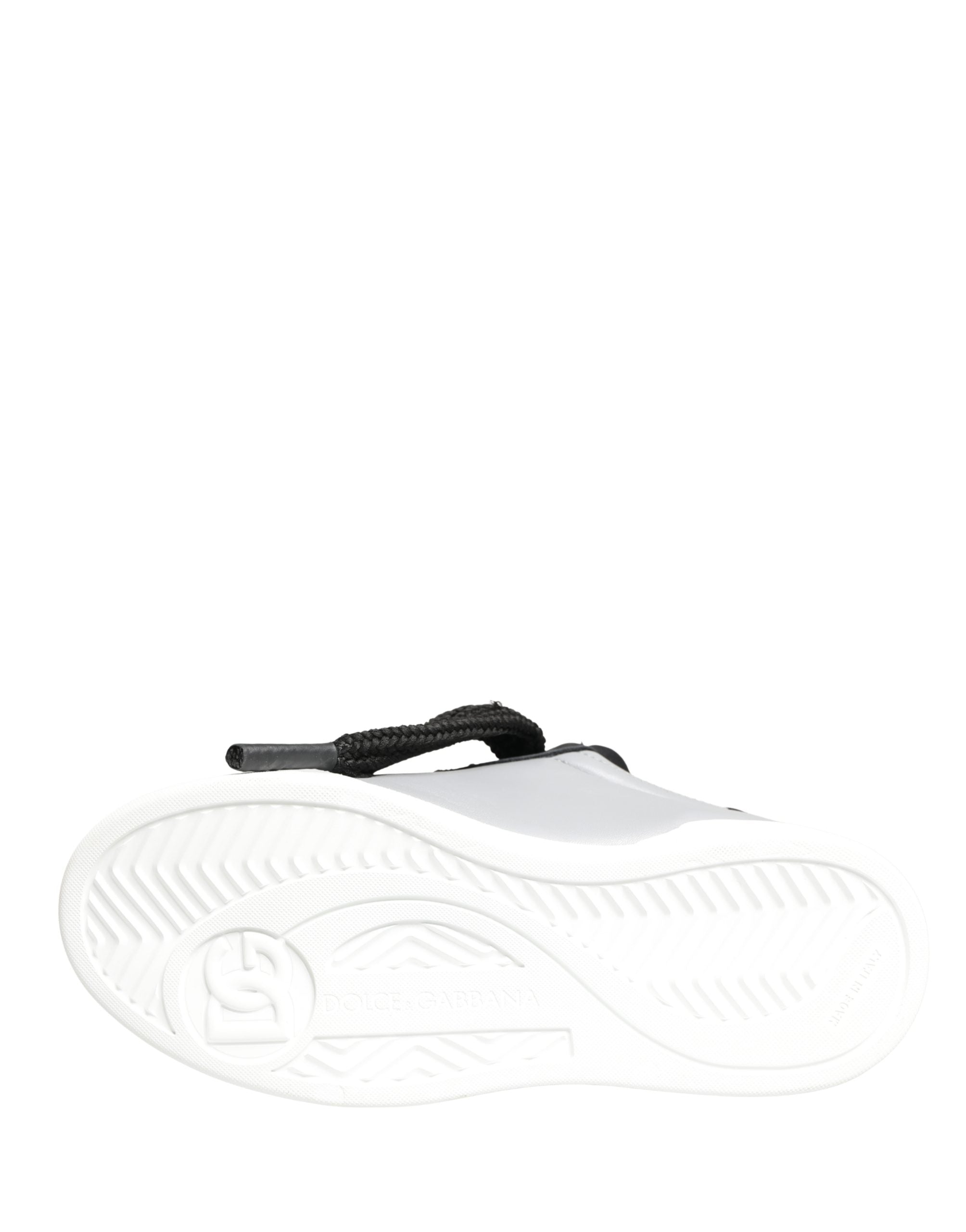 Chaussures sneakers basses en cuir gris Dolce & Gabbana avec lacets, vue de face.