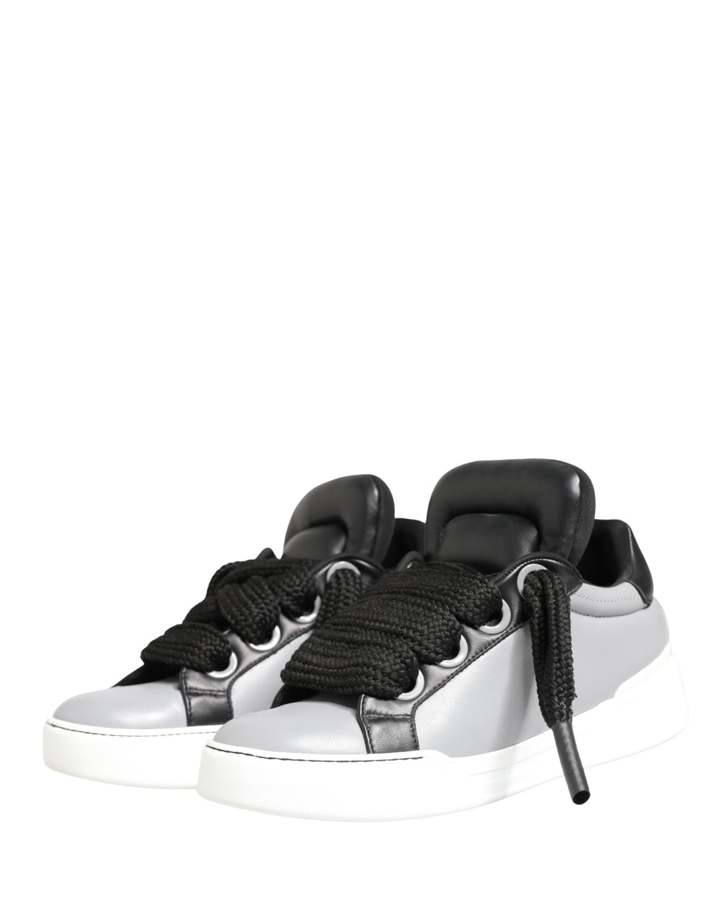 Chaussures sneakers basses en cuir gris Dolce & Gabbana avec lacets, vue de face.