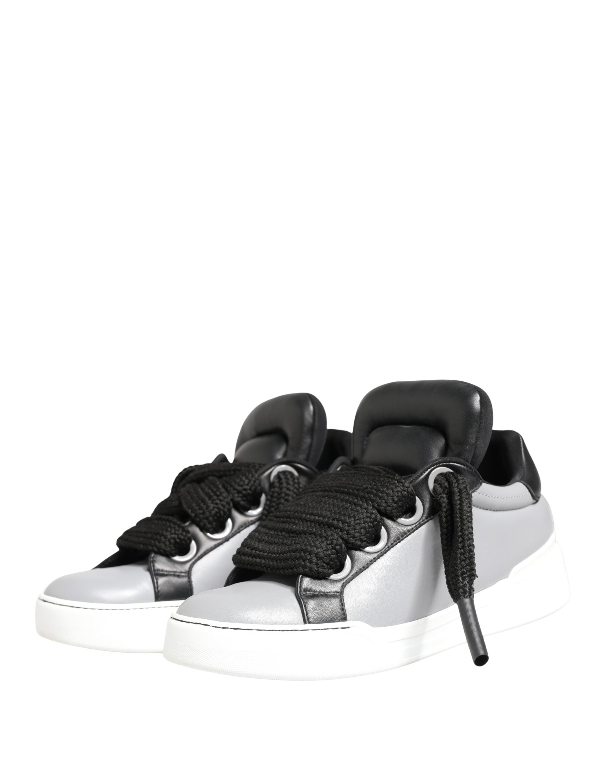 Chaussures sneakers basses en cuir gris Dolce & Gabbana avec lacets, vue de face.