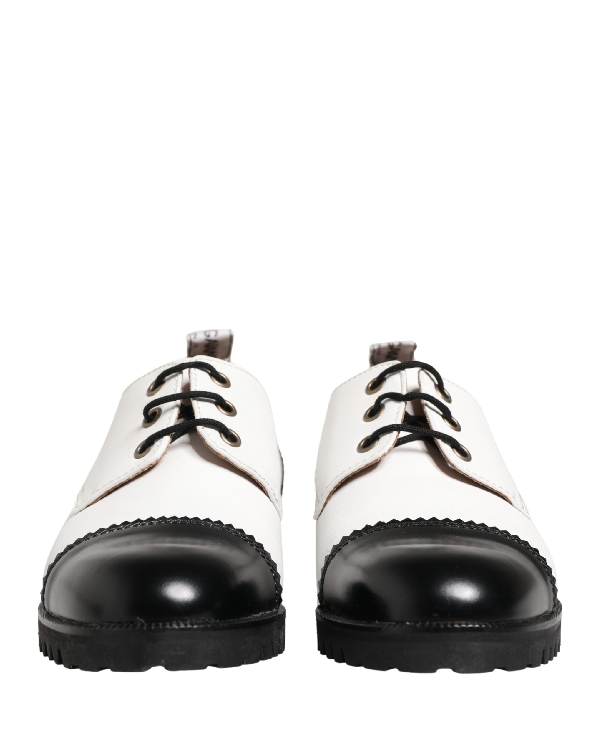 Chaussures derby en cuir noir et blanc de Dolce & Gabbana, élégantes et sophistiquées, visibles en gros plan.