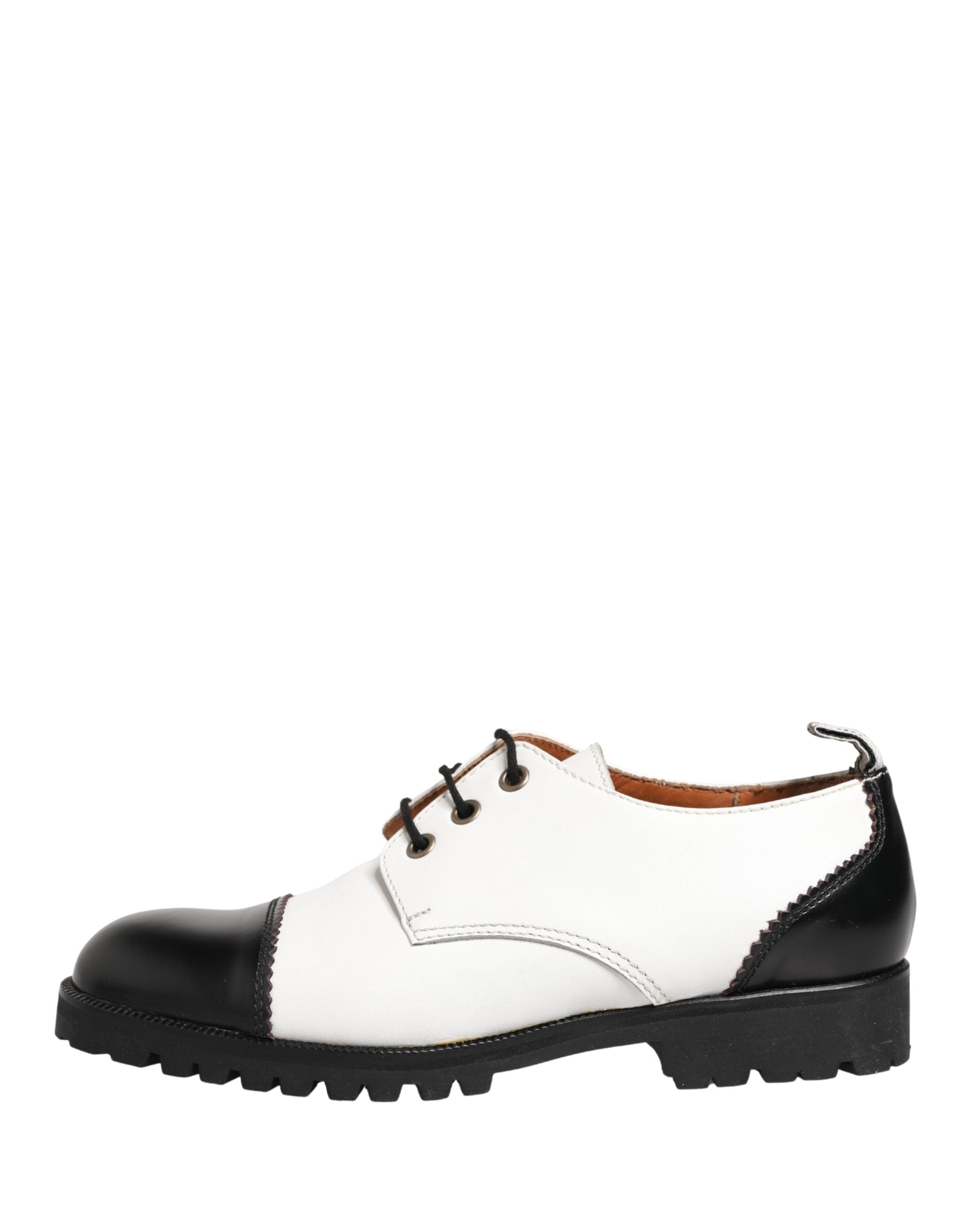 Chaussures derby en cuir noir et blanc de Dolce & Gabbana, élégantes et sophistiquées, visibles en détail sur l'image.