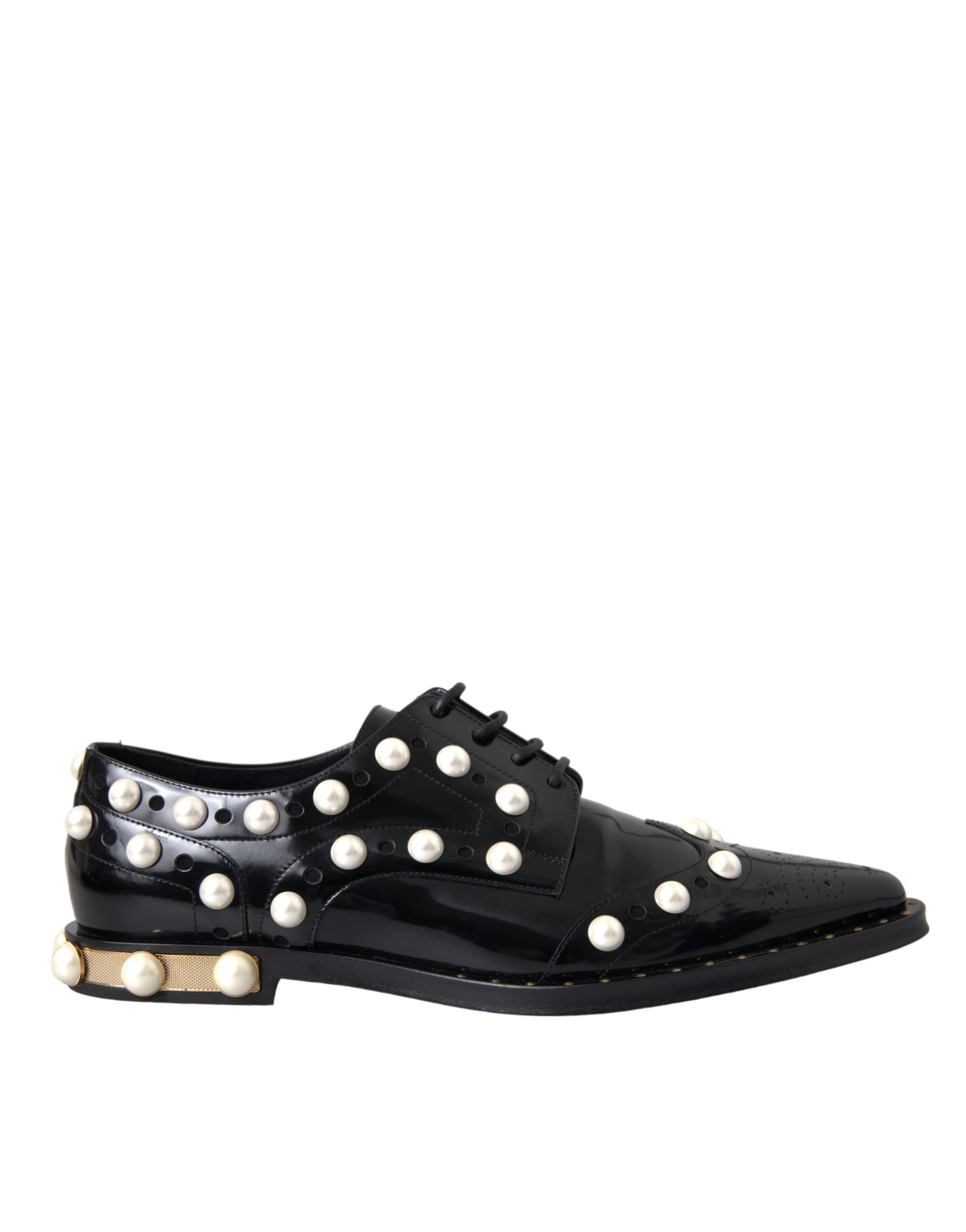 Chaussures brogue en cuir noir Dolce & Gabbana avec perles factices et détails élégants, vue de face.
