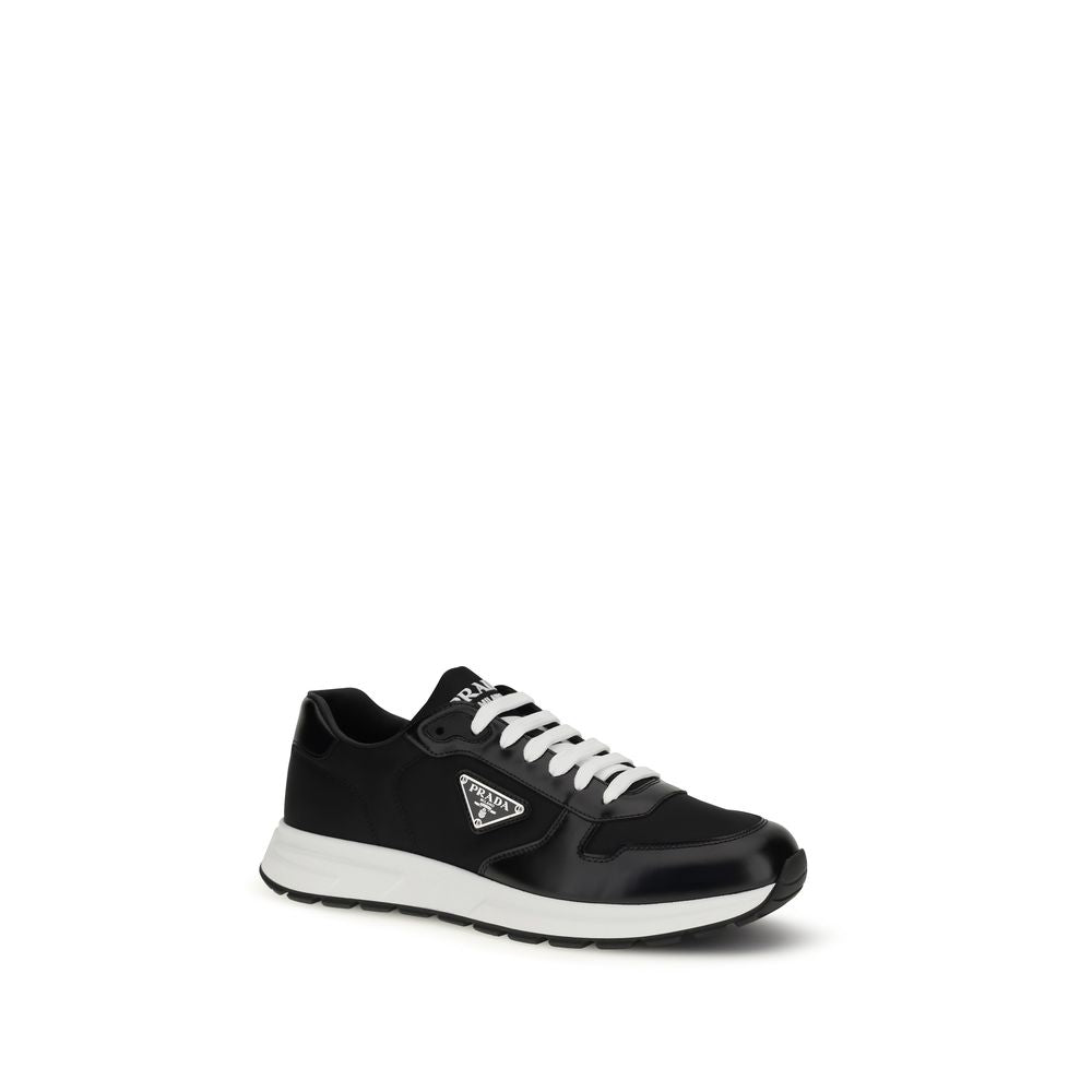 Baskets de sport Prada en polyamide recyclé noir, design athlétique avec détails modernes et semelle blanche.