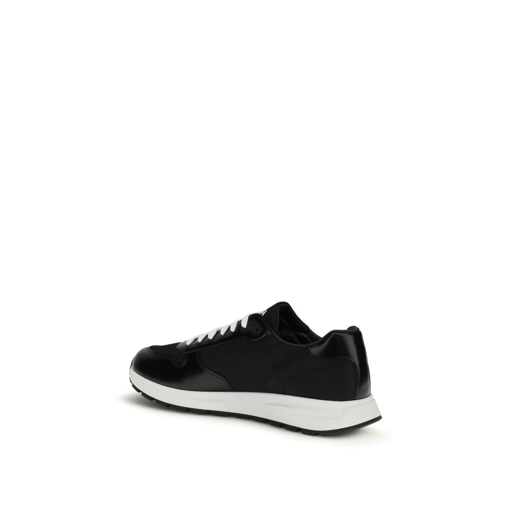 Chaussures de sport noires Prada en polyamide recyclé, sneakers athlétiques élégants et confortables pour hommes.