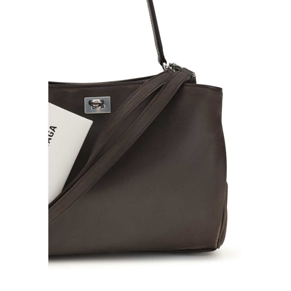 Sac à épaule Balenciaga en cuir de veau marron Bos Taurus, style élégant et sophistiqué, visible avec détails du cuir et de la chaîne.