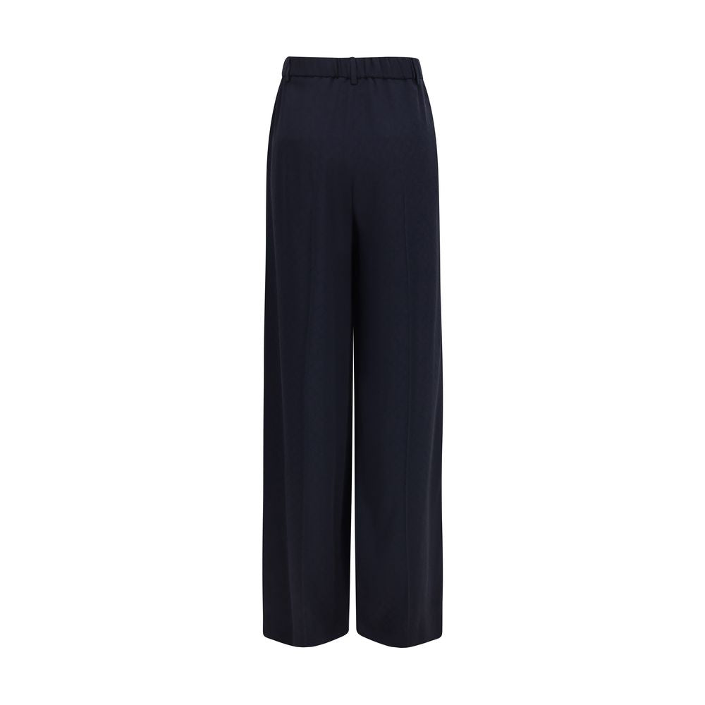 Pantalon casual Gucci en viscose bleue avec coupe décontractée et ceinture élégante, porté dans une tenue décontractée.