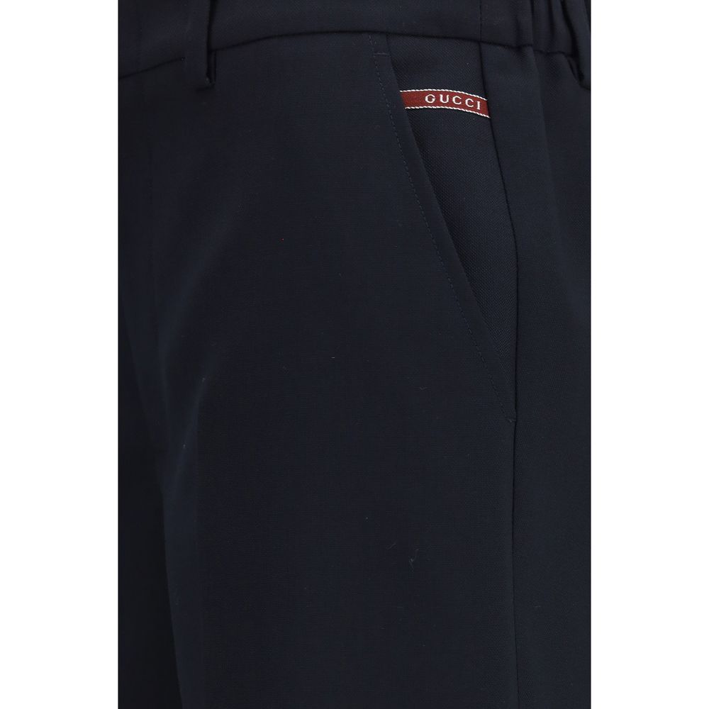 Shorts bermuda en coton noir de Gucci, style décontracté avec logo Gucci visible sur l'avant.