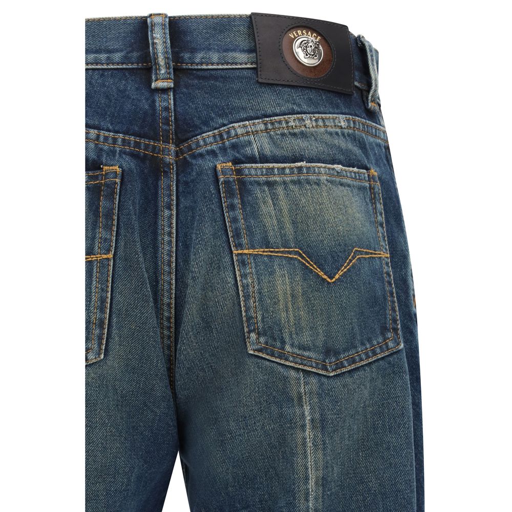 Jeans bleu en coton droit de la marque Versace, coupe classique, détails de couture visibles, tissu durable et élégant.