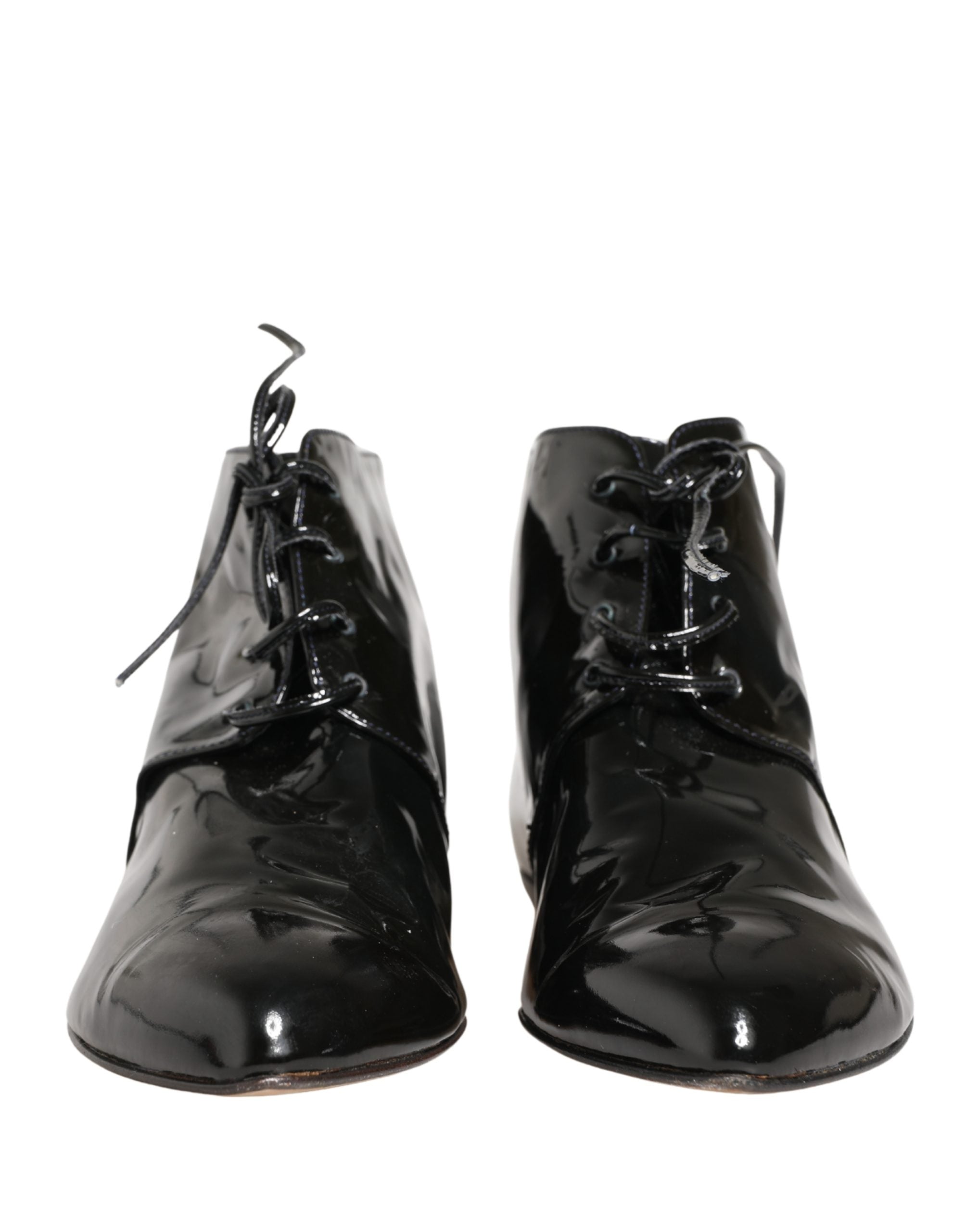 Chaussures bottines en cuir noir Dolce & Gabbana, élégantes et sophistiquées, avec des détails en cuir verni et une semelle en caoutchouc.