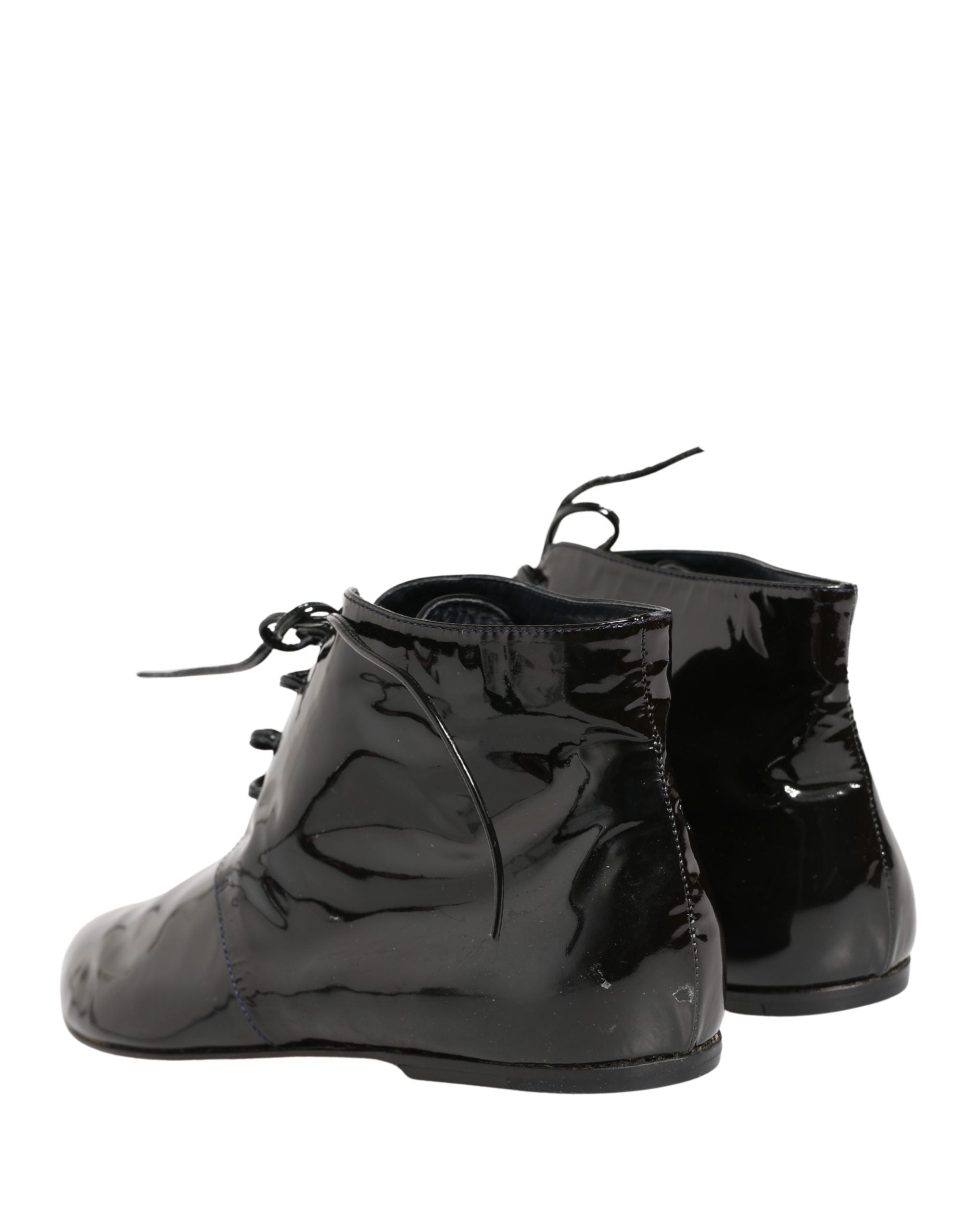 Chaussures bottines en cuir noir Dolce & Gabbana, élégantes et modernes, visibles avec lacets et semelle en cuir.