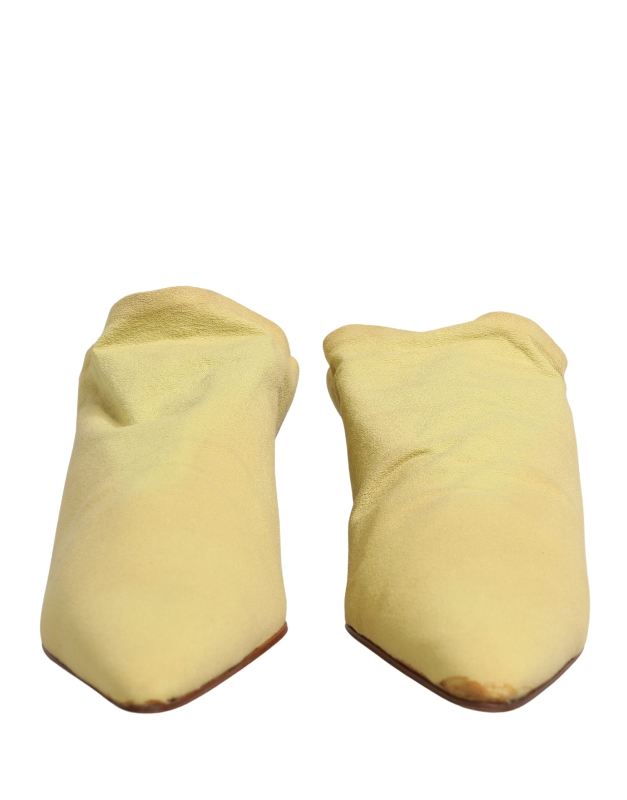 Chaussures mule à talon en daim jaune de Dolce & Gabbana, élégantes et sophistiquées, vues en gros plan.