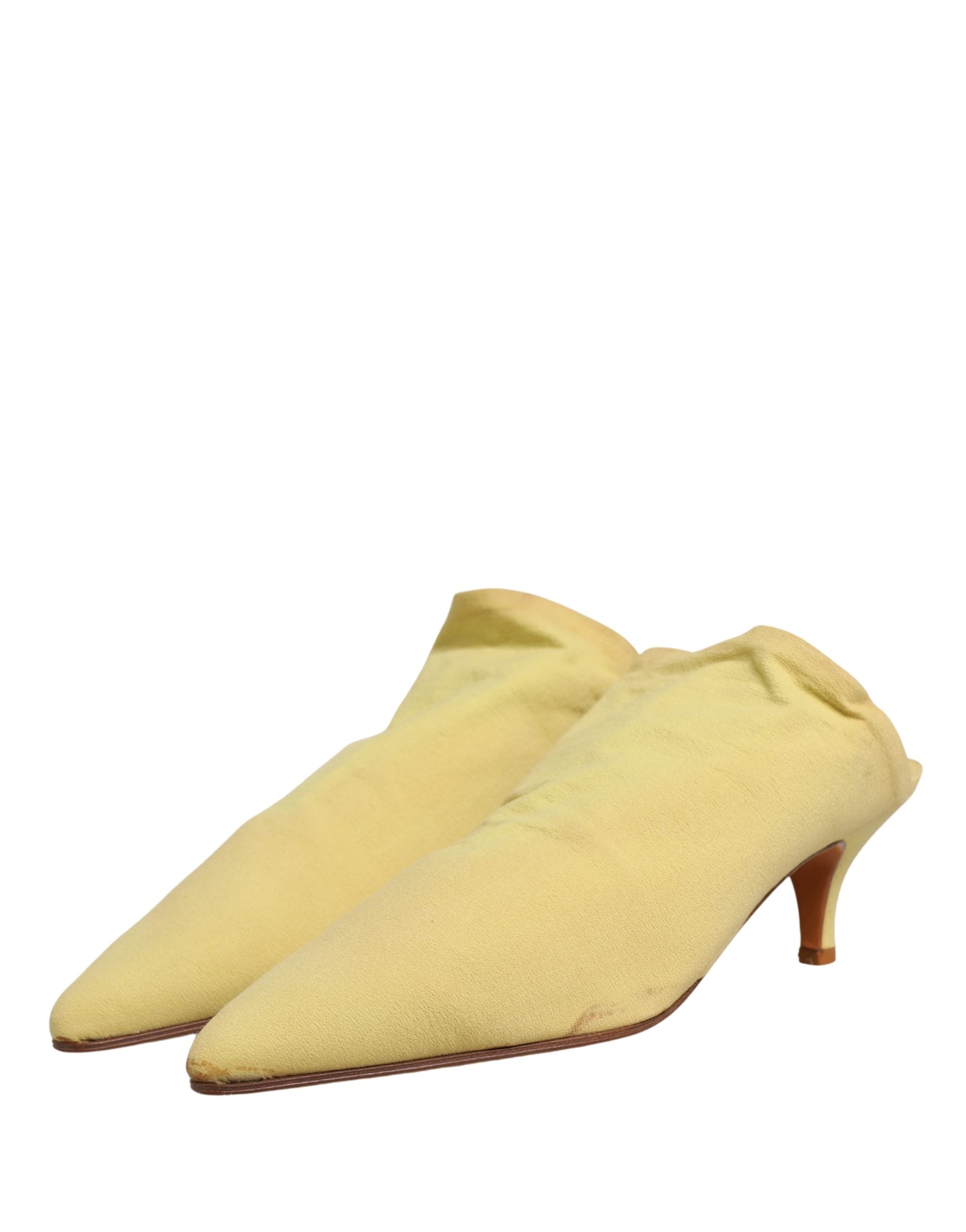 Chaussures mule en daim jaune de Dolce & Gabbana avec talons, élégantes et sophistiquées, visibles de côté.
