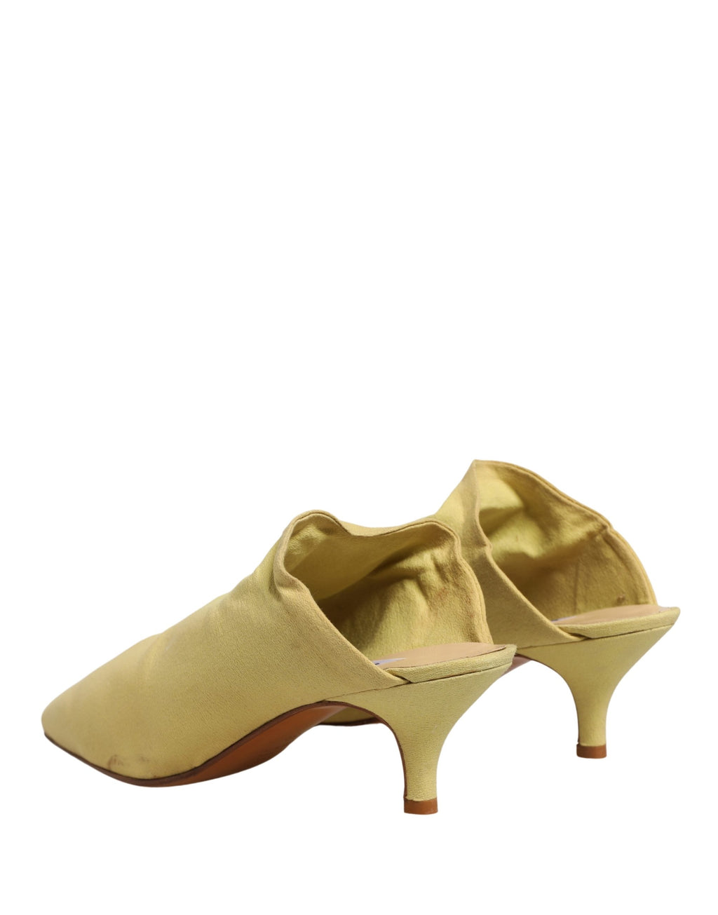 Chaussures mules en daim jaune de Dolce & Gabbana avec talons, vue en gros plan sur le style élégant et sophistiqué.