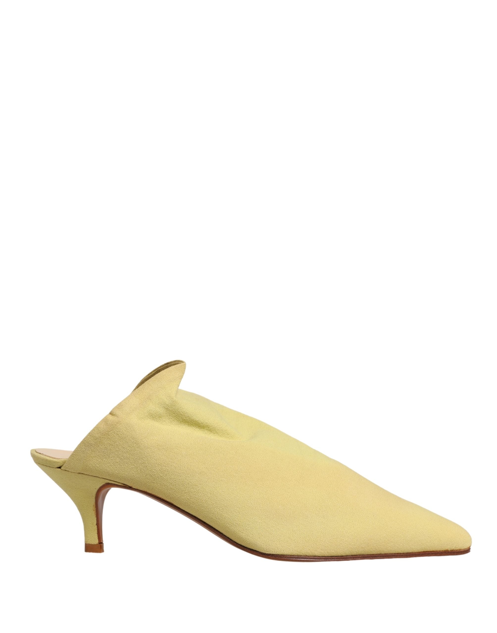 Chaussures mules en daim jaune de Dolce & Gabbana avec talons, vues de côté.
