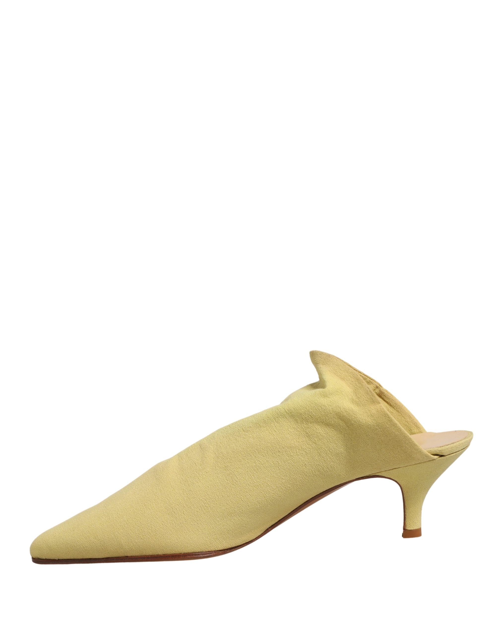 Mules à talons en daim jaune de Dolce & Gabbana, chaussures élégantes pour femmes, vues en gros plan sur le modèle.