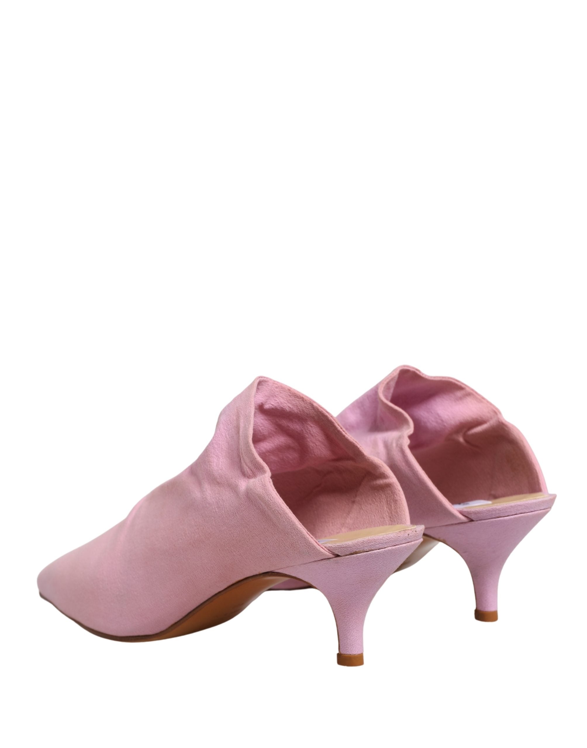 Chaussures mules en daim rose de Dolce & Gabbana avec talon haut, élégantes et sophistiquées, vues de face.
