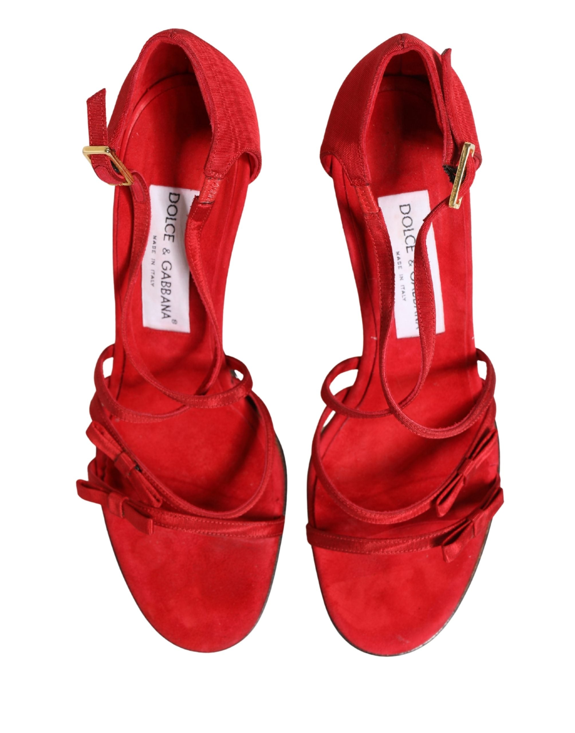 Sandales à talons Dolce & Gabbana en daim rouge, à brides élégantes, chaussures sophistiquées pour femmes.