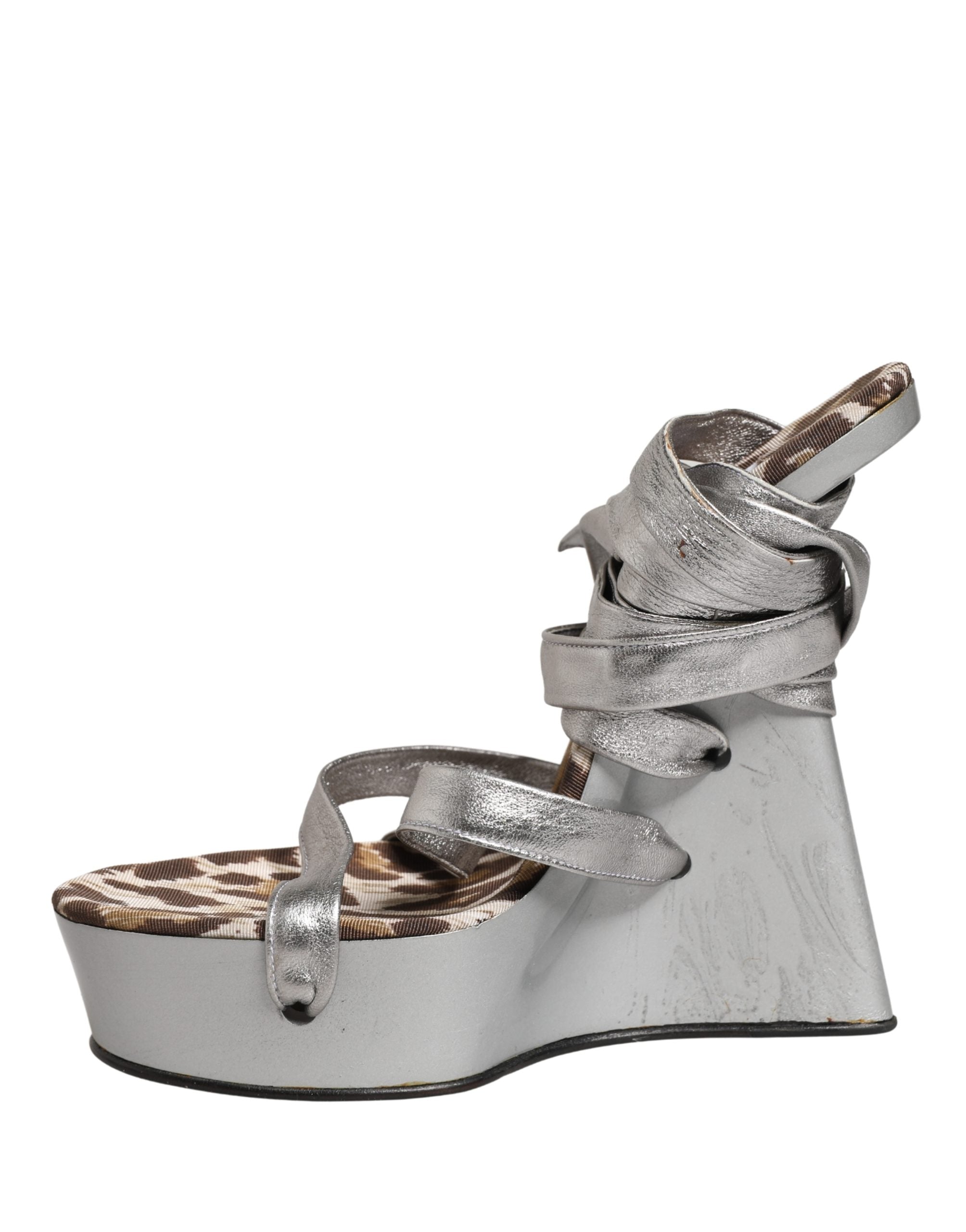Sandales à plateforme en cuir argenté de Dolce & Gabbana avec semelle compensée et design élégant.