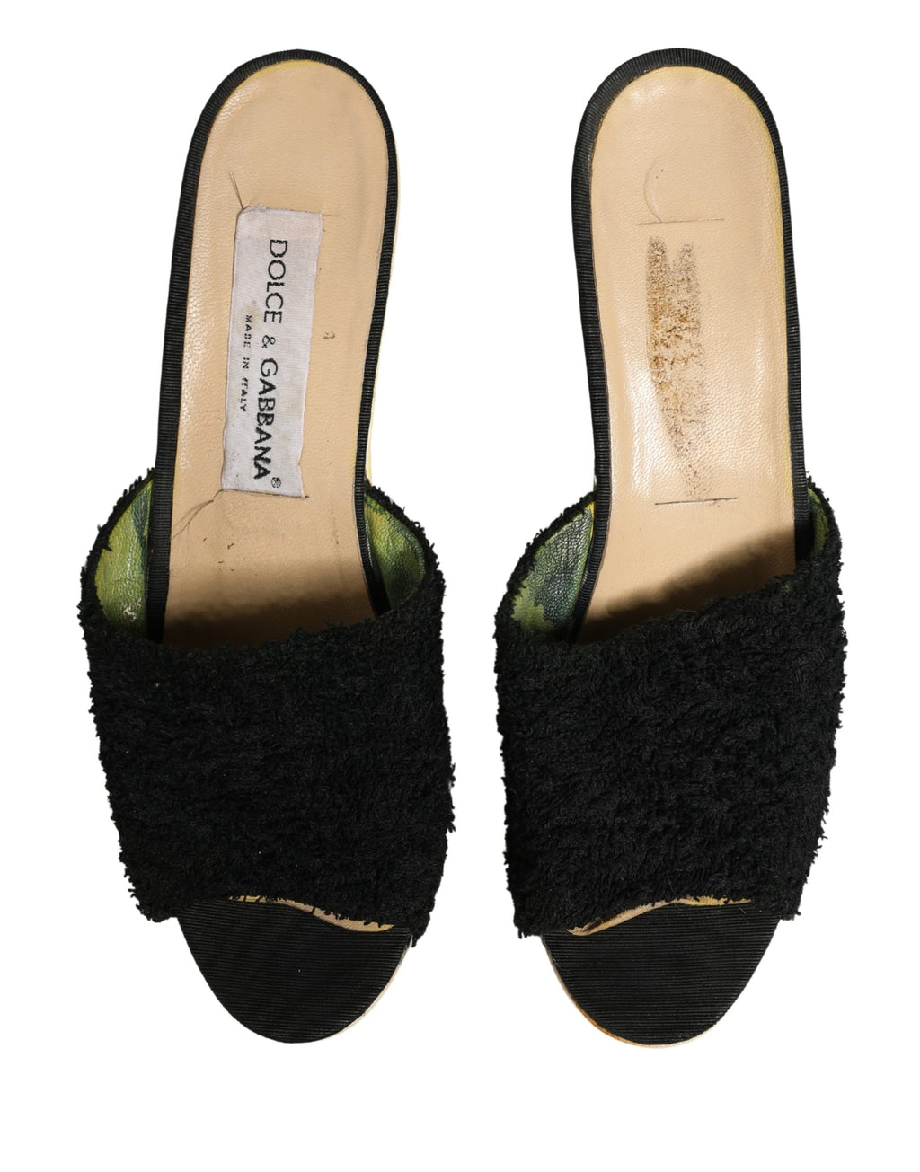 Chaussures mules en tissu noir avec fausse fourrure et talons en bois de Dolce & Gabbana, vue de côté.