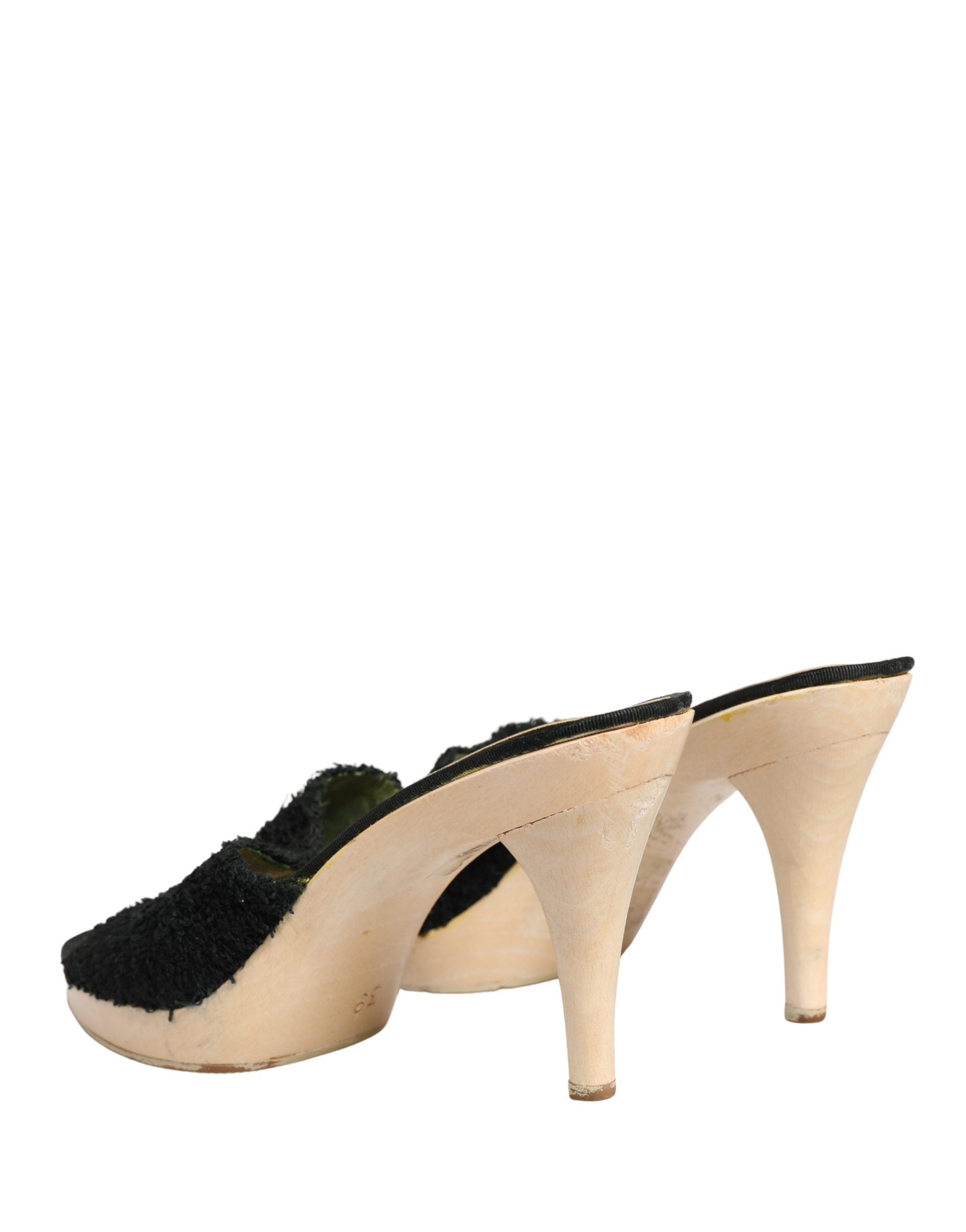 Chaussures mules en tissu noir avec fourrure et plateforme en bois de Dolce & Gabbana, vue de face.