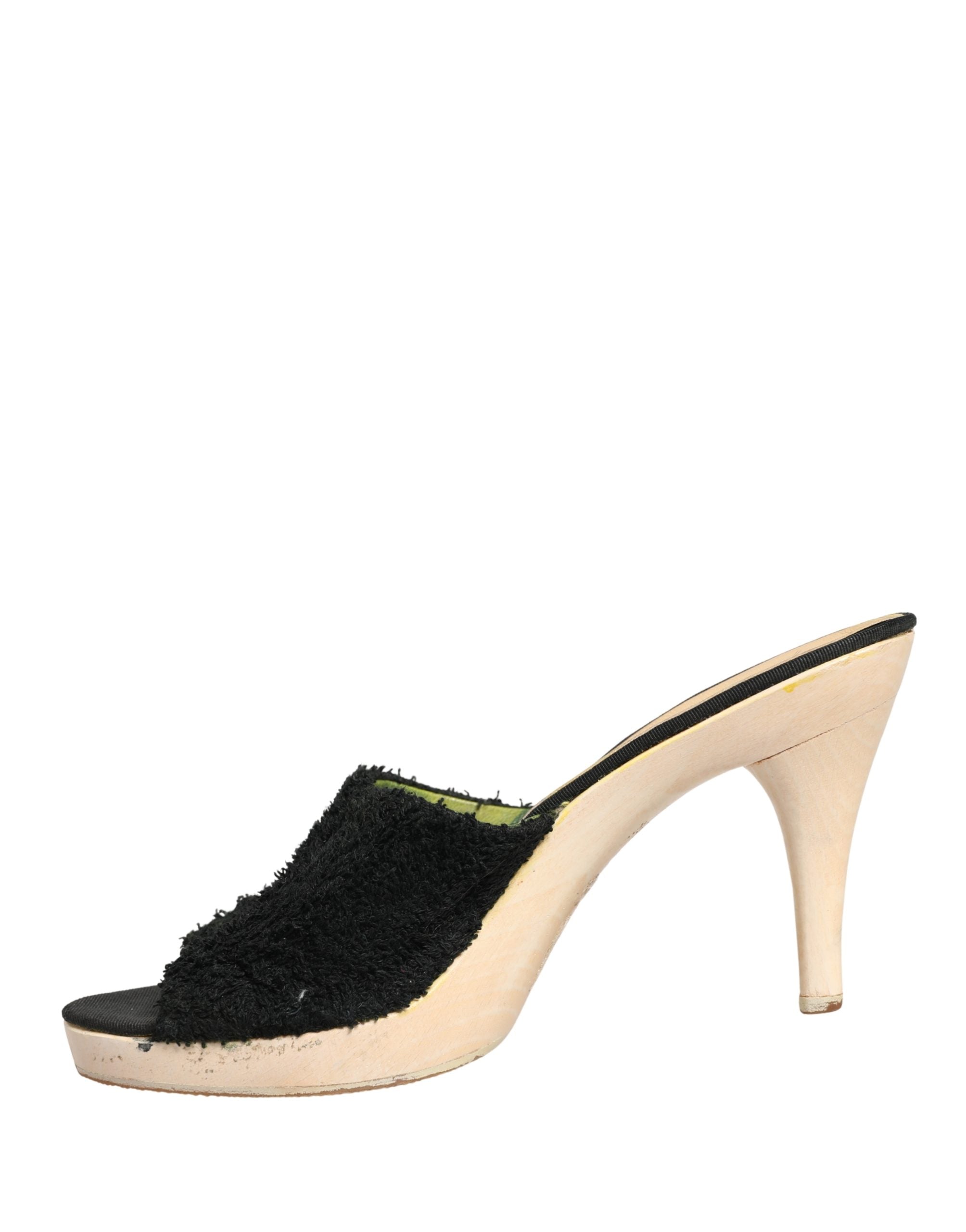 Chaussures mules noires en tissu avec fourrure et plateforme en bois de Dolce & Gabbana, vue de côté.
