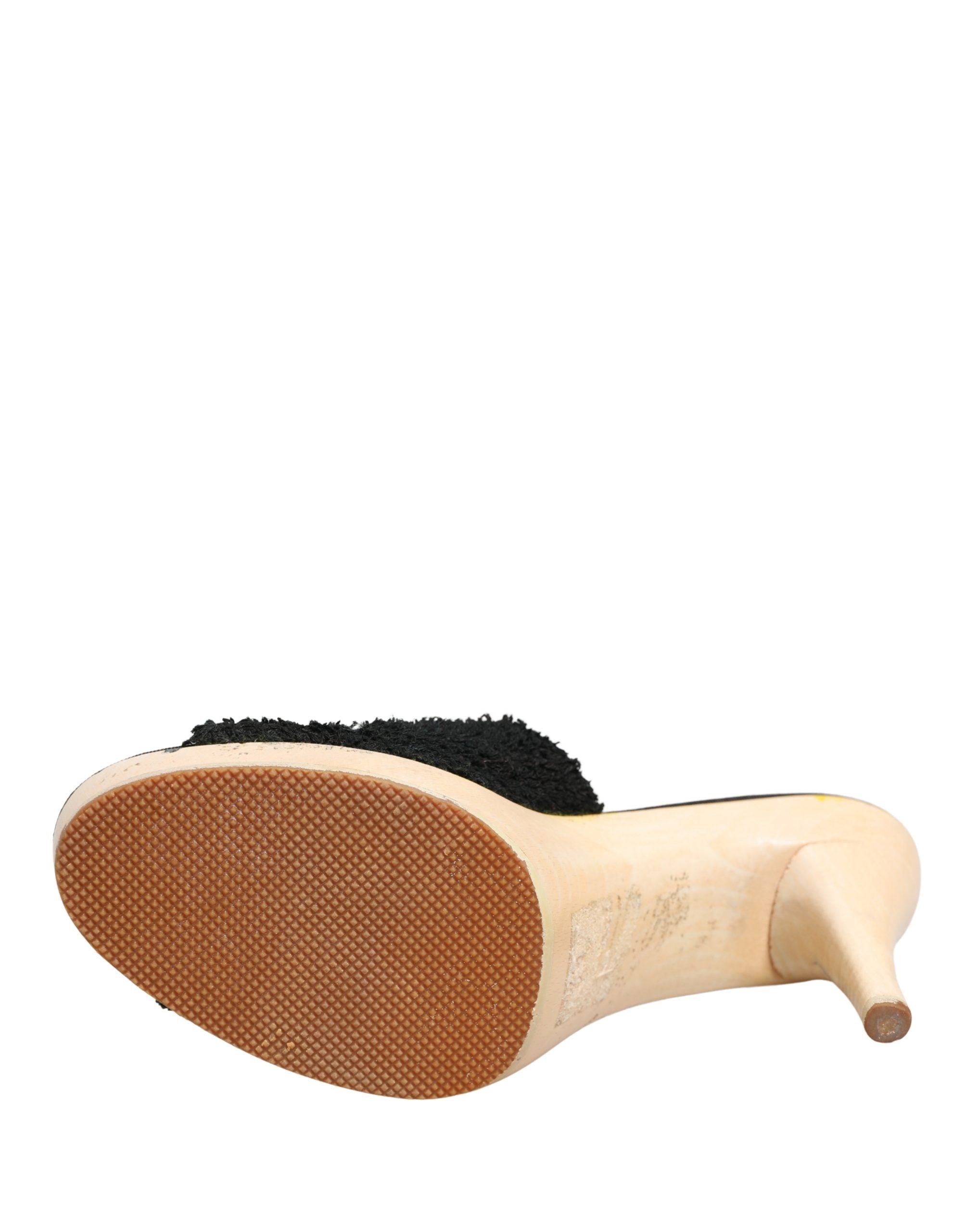 Chaussures mules en tissu noir Dolce & Gabbana avec plateforme en bois et détail en fourrure, style élégant et tendance.