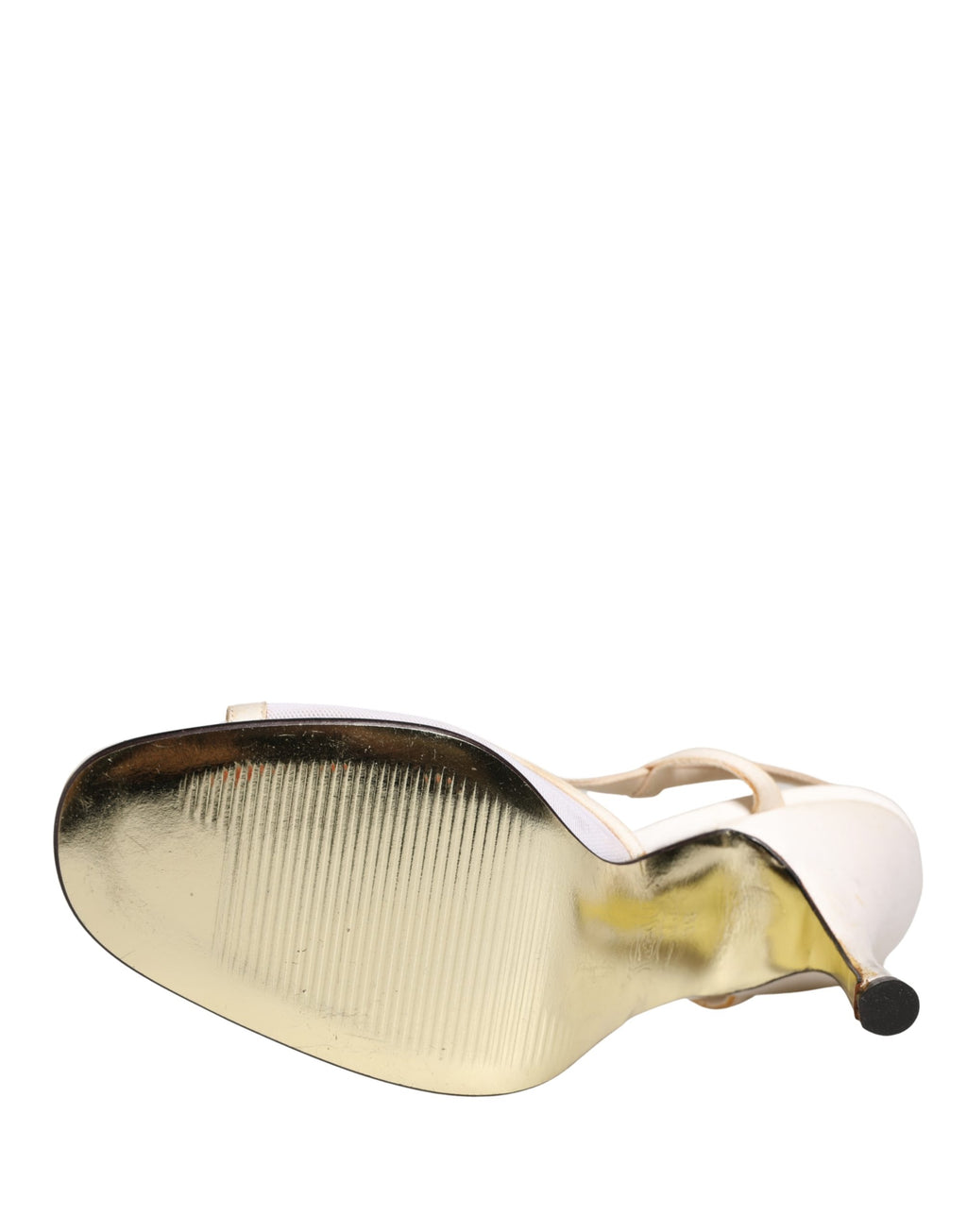 Chaussures Dolce & Gabbana à talons satin blanc, sandales slingback élégantes avec boucle dorée et semelle en cuir.