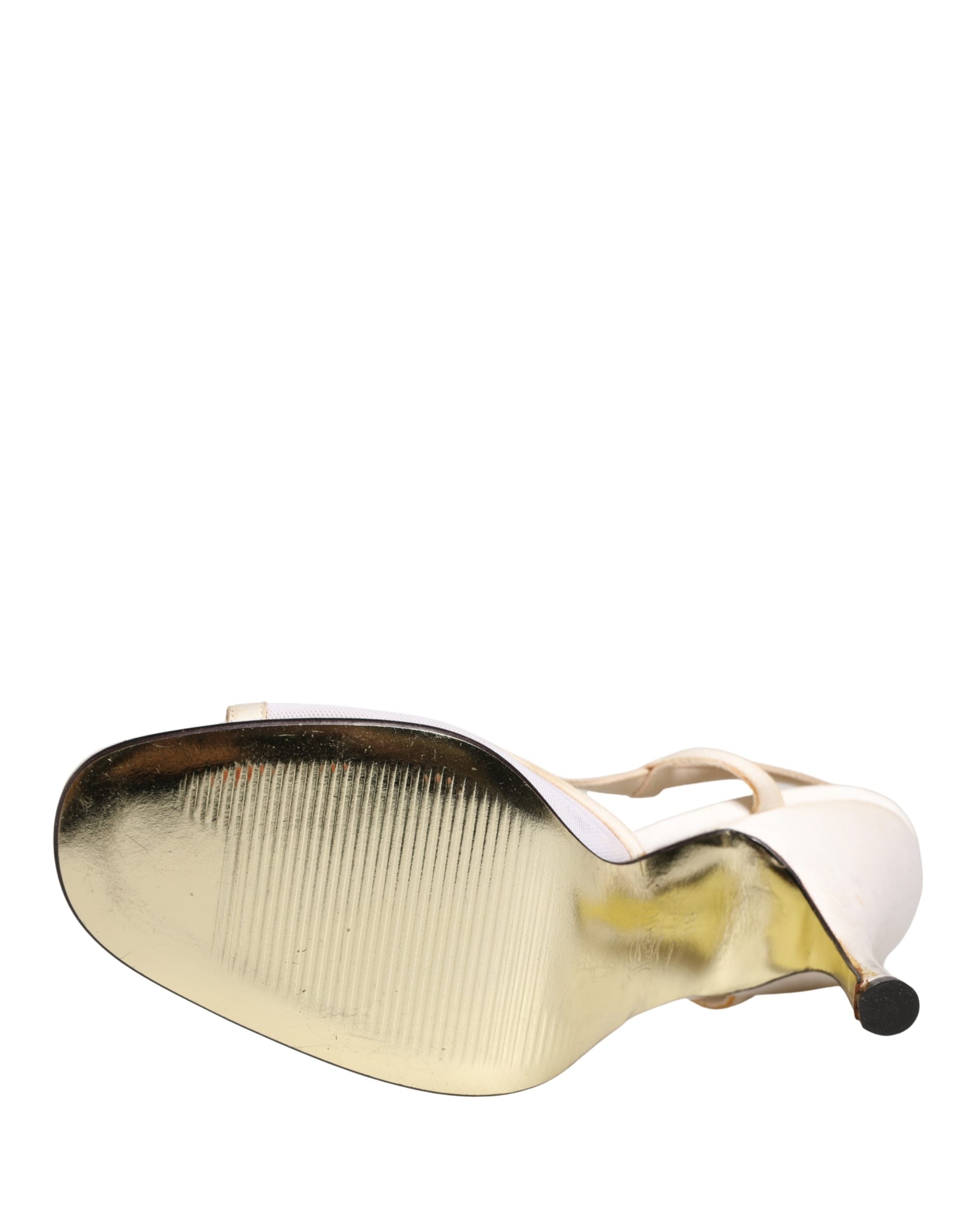 Chaussures Dolce & Gabbana à talons satin blanc, sandales slingback élégantes avec boucle dorée et semelle en cuir.