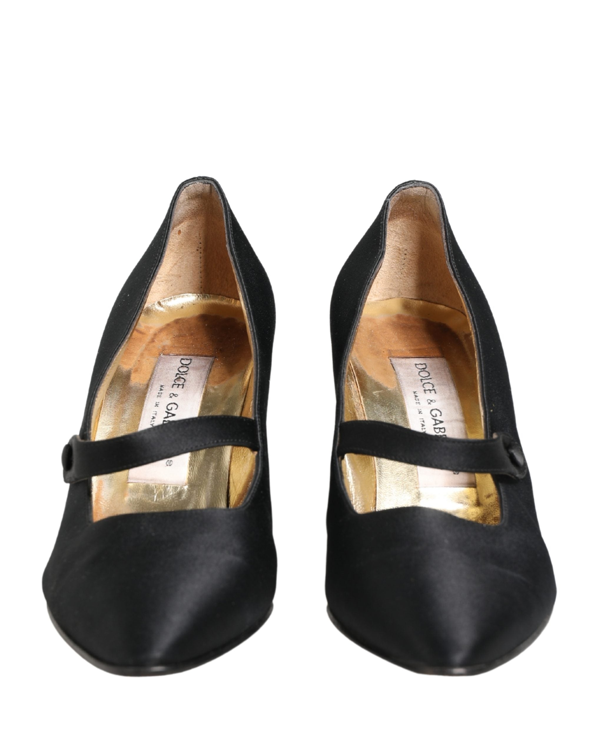 Chaussures Dolce & Gabbana en satin noir Mary Jane, élégantes et sophistiquées, vues de face sur une surface blanche.