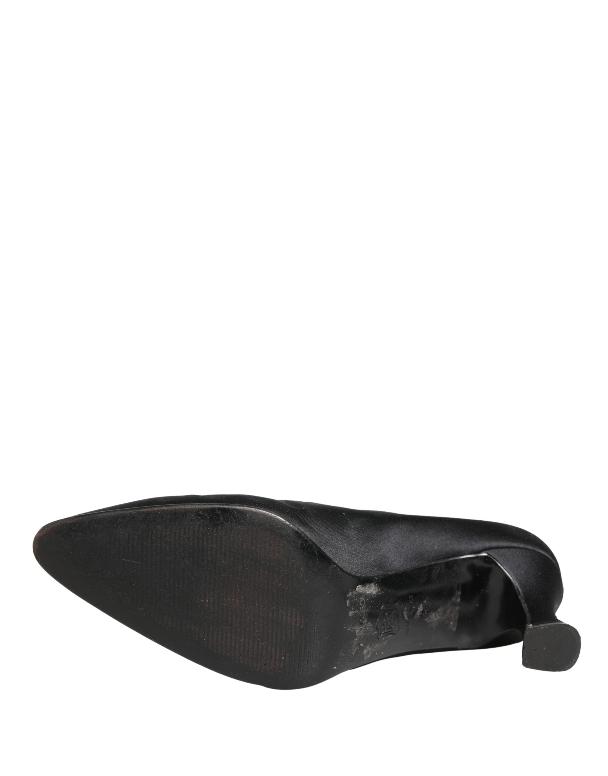 Chaussures Mary Jane en satin noir de Dolce & Gabbana, élégantes et sophistiquées, vues de face sur un fond neutre.
