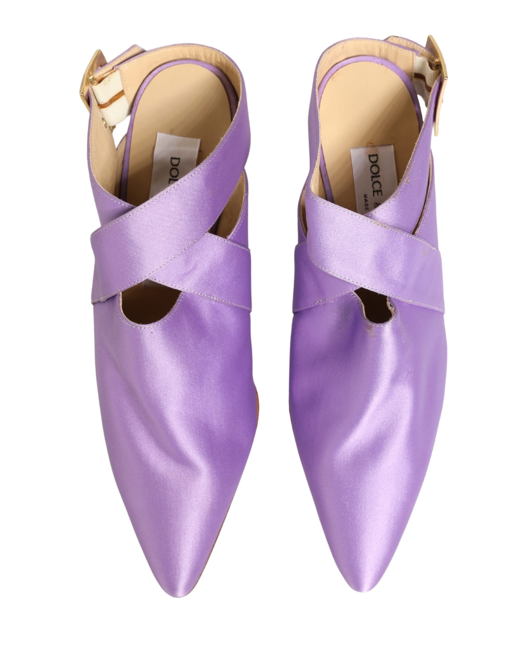 Sandales en satin violet de Dolce & Gabbana, chaussures élégantes avec talon pour femme, vue de côté.