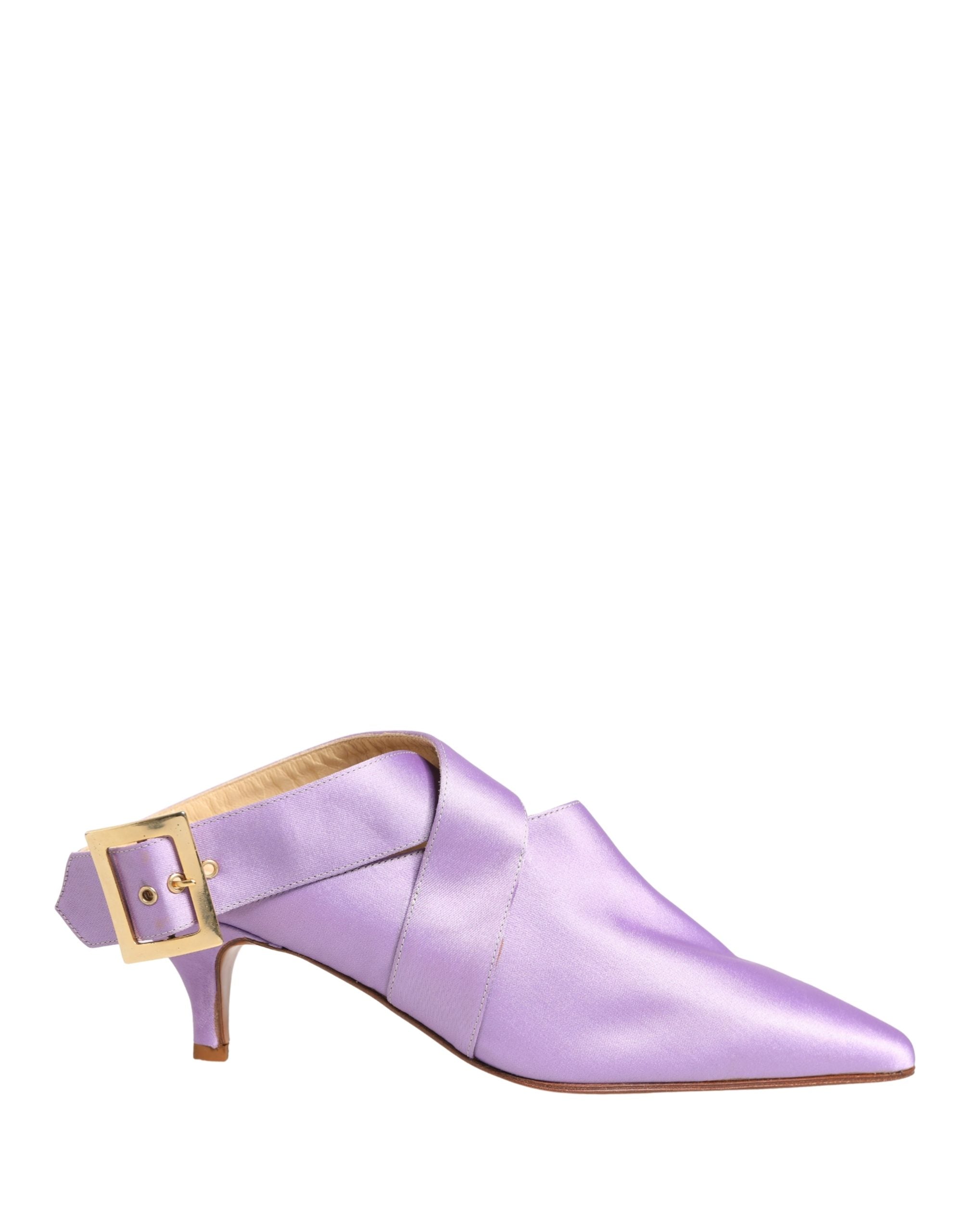 Sandales en satin violet de Dolce & Gabbana, chaussures élégantes avec bride à talon haut, visibles en gros plan.